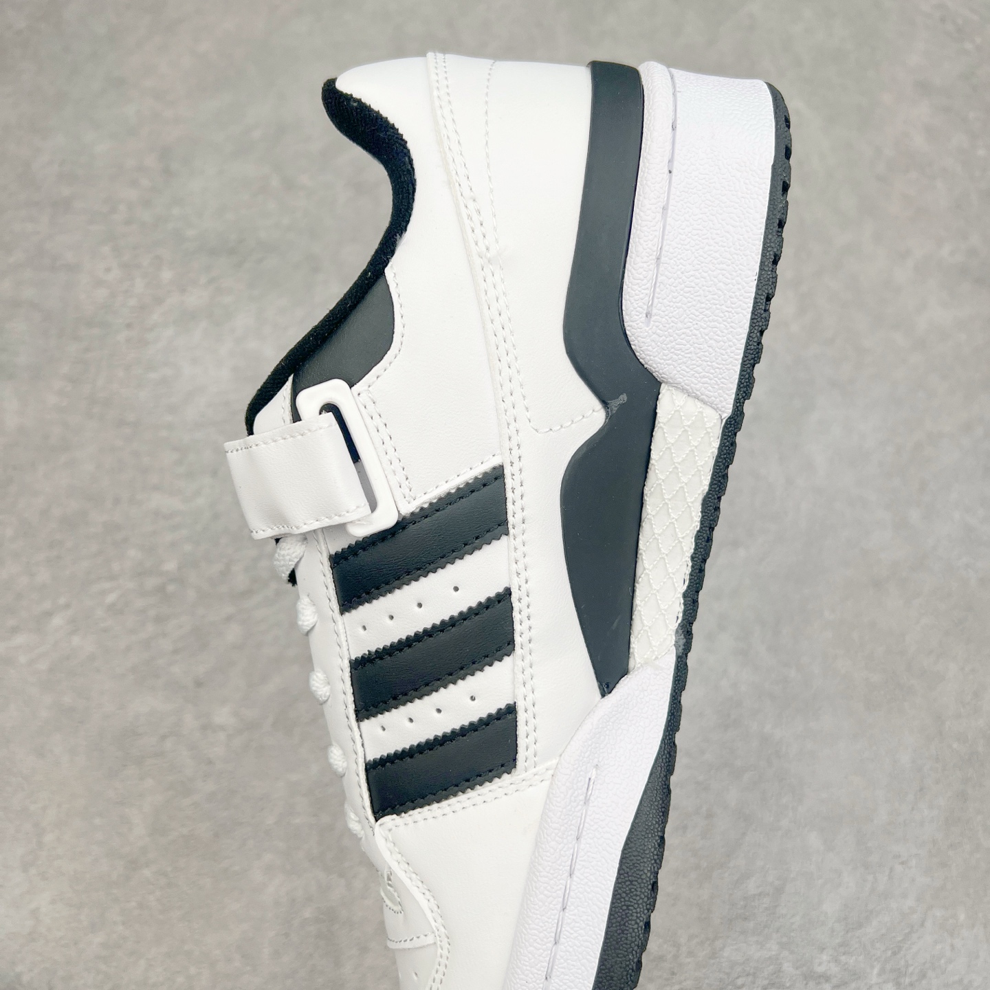 图片[7]-AD Forum 84 Low OG 低帮百搭潮流休闲运动板鞋 以复古篮球鞋的外形为基础 采用皮革拼接 简约百搭 更加贴合舒适 中底内侧网格造型起到点睛之笔 外底橡胶 更显复古 尺码：36 36.5 37.5 38 38.5 39 40 40.5 41 42 42.5 43 44 44.5 45-选品中心