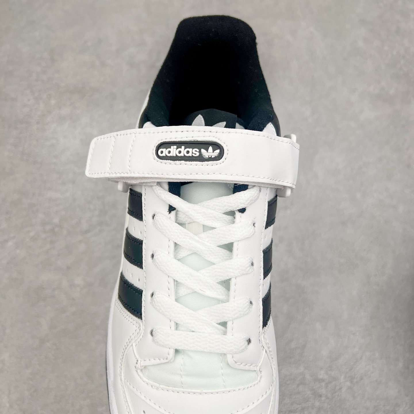 图片[5]-AD Forum 84 Low OG 低帮百搭潮流休闲运动板鞋 以复古篮球鞋的外形为基础 采用皮革拼接 简约百搭 更加贴合舒适 中底内侧网格造型起到点睛之笔 外底橡胶 更显复古 尺码：36 36.5 37.5 38 38.5 39 40 40.5 41 42 42.5 43 44 44.5 45-选品中心