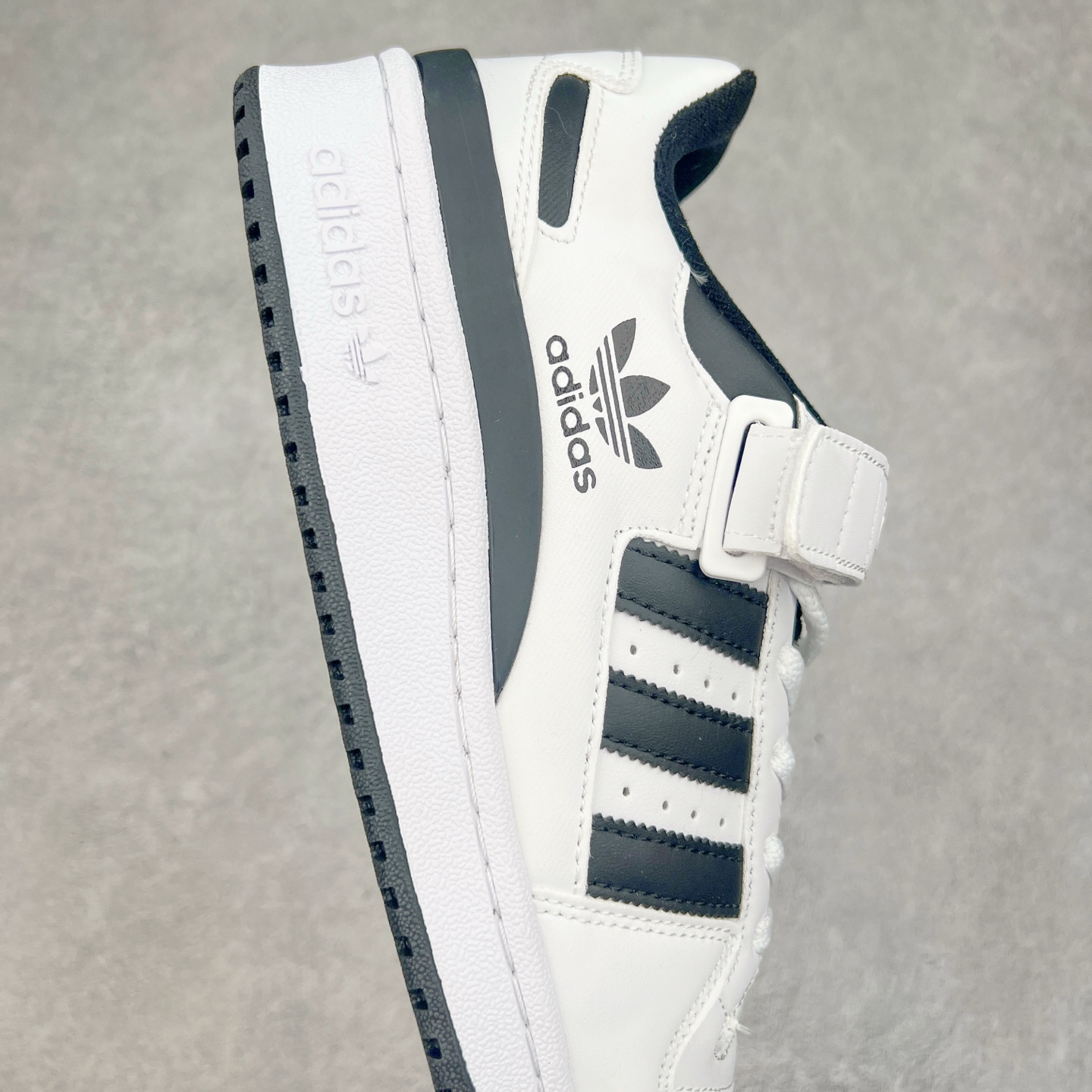 图片[6]-AD Forum 84 Low OG 低帮百搭潮流休闲运动板鞋 以复古篮球鞋的外形为基础 采用皮革拼接 简约百搭 更加贴合舒适 中底内侧网格造型起到点睛之笔 外底橡胶 更显复古 尺码：36 36.5 37.5 38 38.5 39 40 40.5 41 42 42.5 43 44 44.5 45-选品中心