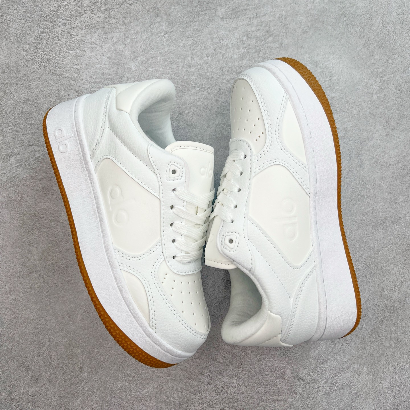 图片[3]-Alo yoga 易梦玲 Jisoo智秀 等多位明星同款上脚 主打各大平台外贸主推大厂采购原材料多处细节一步到位 生产细节 没得说 一款随意搭配的都好看的鞋子aIo采用增高4cm 主打熊猫色 春夏秋冬四季款 舒适简约板鞋 TPU防滑耐磨鞋底 #alo #alo女孩 #AIo #健身穿搭 #鞋子推荐 #板鞋 尺码：35 36 37 38 39 40-选品中心