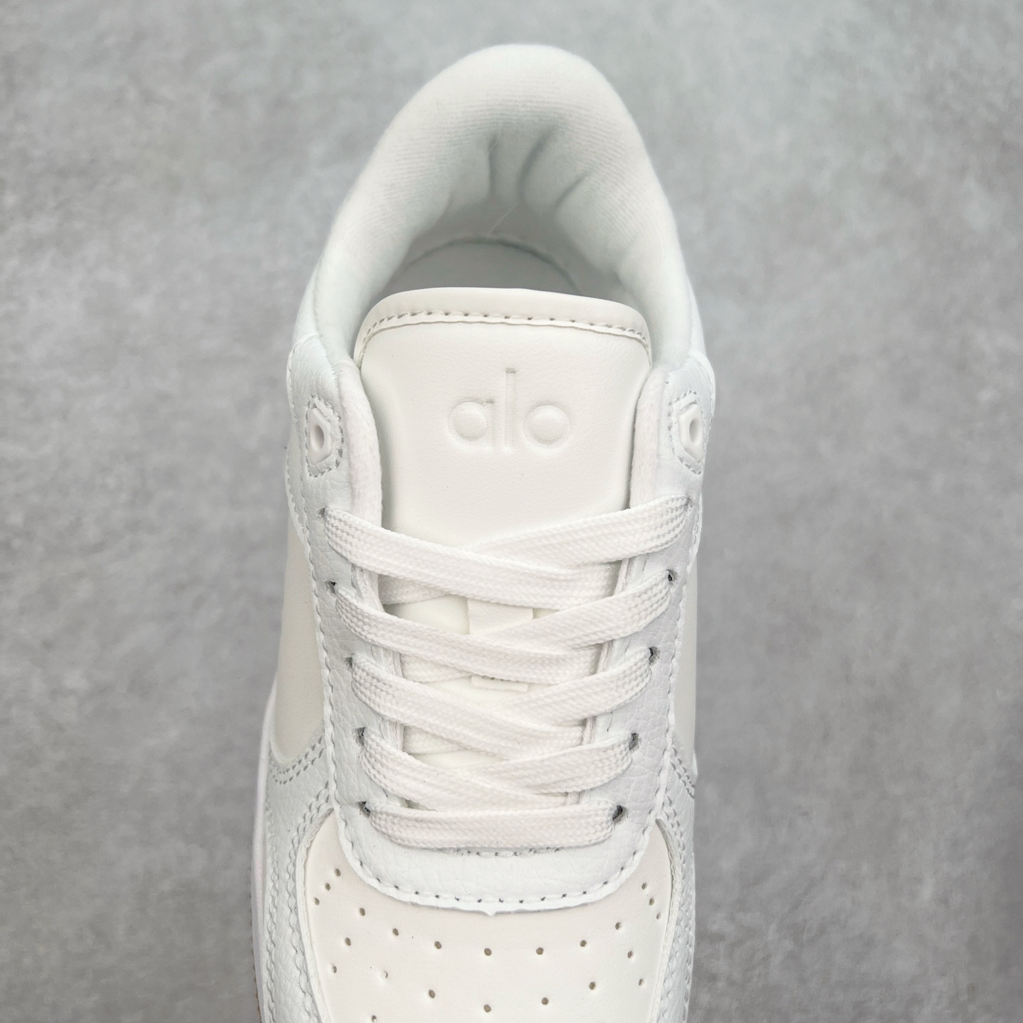 图片[5]-Alo yoga 易梦玲 Jisoo智秀 等多位明星同款上脚 主打各大平台外贸主推大厂采购原材料多处细节一步到位 生产细节 没得说 一款随意搭配的都好看的鞋子aIo采用增高4cm 主打熊猫色 春夏秋冬四季款 舒适简约板鞋 TPU防滑耐磨鞋底 #alo #alo女孩 #AIo #健身穿搭 #鞋子推荐 #板鞋 尺码：35 36 37 38 39 40-选品中心