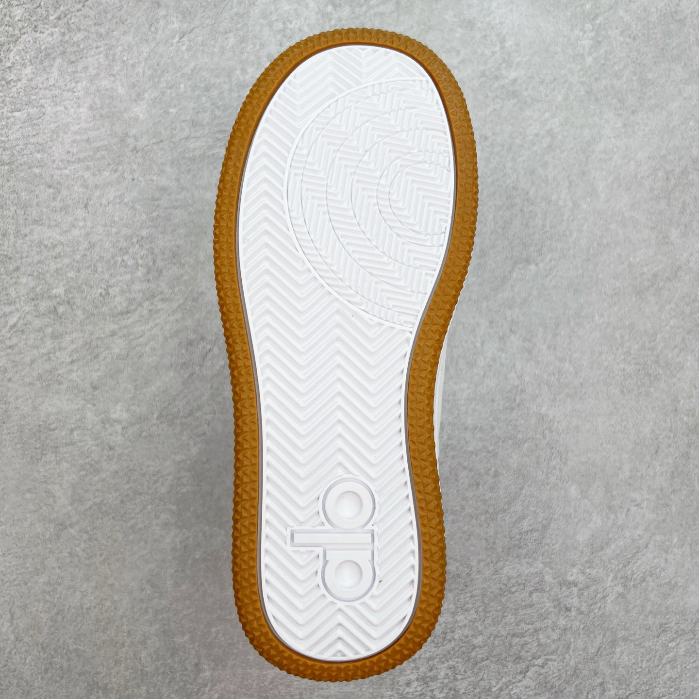 图片[9]-Alo yoga 易梦玲 Jisoo智秀 等多位明星同款上脚 主打各大平台外贸主推大厂采购原材料多处细节一步到位 生产细节 没得说 一款随意搭配的都好看的鞋子aIo采用增高4cm 主打熊猫色 春夏秋冬四季款 舒适简约板鞋 TPU防滑耐磨鞋底 #alo #alo女孩 #AIo #健身穿搭 #鞋子推荐 #板鞋 尺码：35 36 37 38 39 40-选品中心