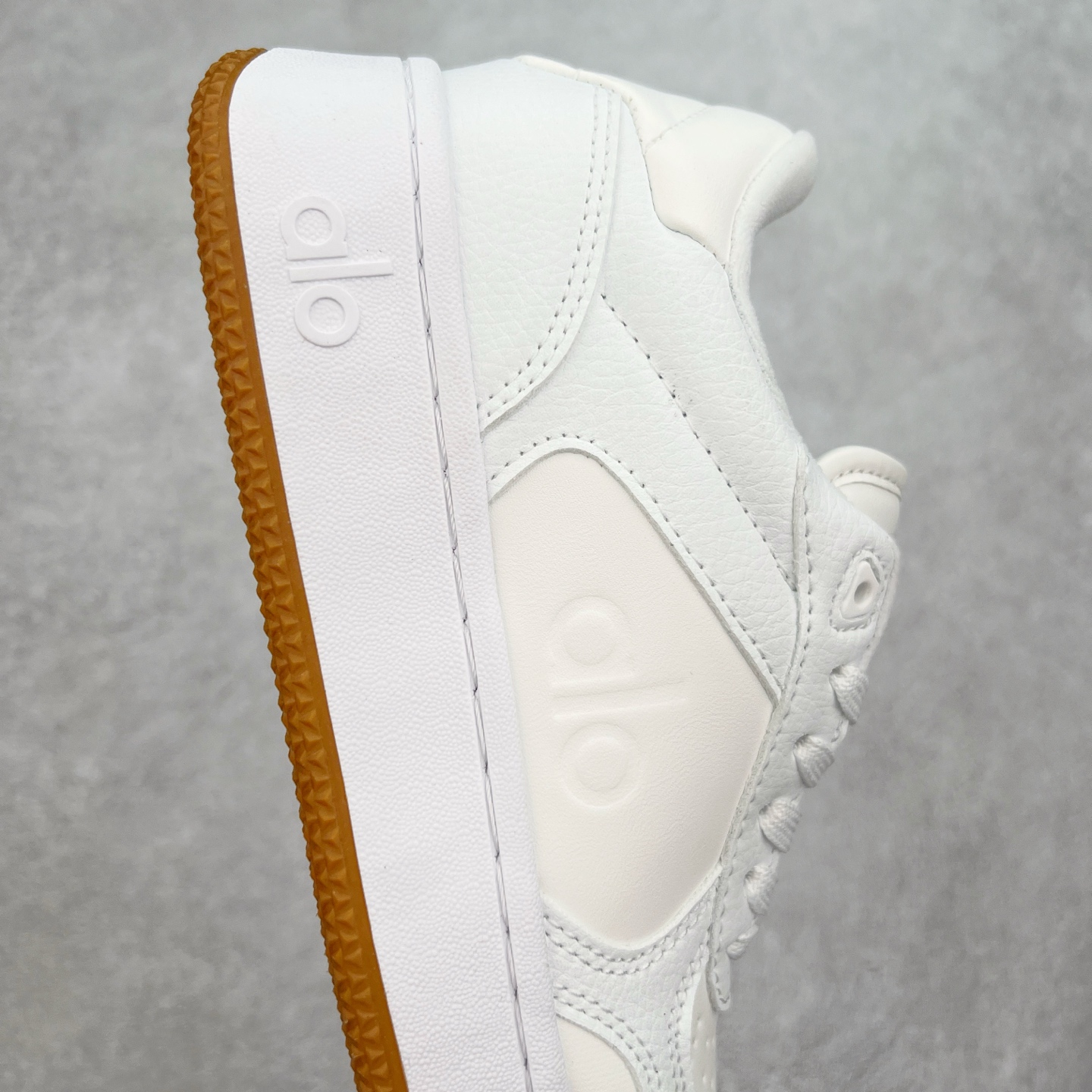 图片[6]-Alo yoga 易梦玲 Jisoo智秀 等多位明星同款上脚 主打各大平台外贸主推大厂采购原材料多处细节一步到位 生产细节 没得说 一款随意搭配的都好看的鞋子aIo采用增高4cm 主打熊猫色 春夏秋冬四季款 舒适简约板鞋 TPU防滑耐磨鞋底 #alo #alo女孩 #AIo #健身穿搭 #鞋子推荐 #板鞋 尺码：35 36 37 38 39 40-选品中心