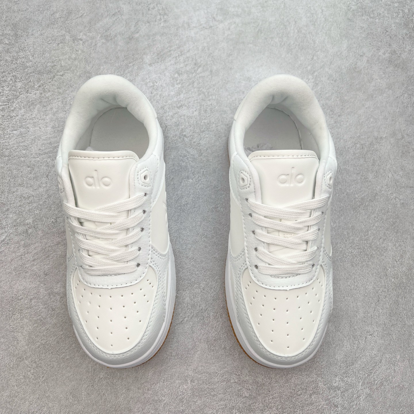 图片[2]-Alo yoga 易梦玲 Jisoo智秀 等多位明星同款上脚 主打各大平台外贸主推大厂采购原材料多处细节一步到位 生产细节 没得说 一款随意搭配的都好看的鞋子aIo采用增高4cm 主打熊猫色 春夏秋冬四季款 舒适简约板鞋 TPU防滑耐磨鞋底 #alo #alo女孩 #AIo #健身穿搭 #鞋子推荐 #板鞋 尺码：35 36 37 38 39 40-选品中心