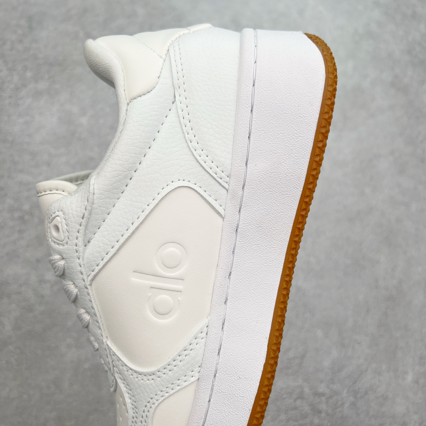 图片[7]-Alo yoga 易梦玲 Jisoo智秀 等多位明星同款上脚 主打各大平台外贸主推大厂采购原材料多处细节一步到位 生产细节 没得说 一款随意搭配的都好看的鞋子aIo采用增高4cm 主打熊猫色 春夏秋冬四季款 舒适简约板鞋 TPU防滑耐磨鞋底 #alo #alo女孩 #AIo #健身穿搭 #鞋子推荐 #板鞋 尺码：35 36 37 38 39 40-选品中心