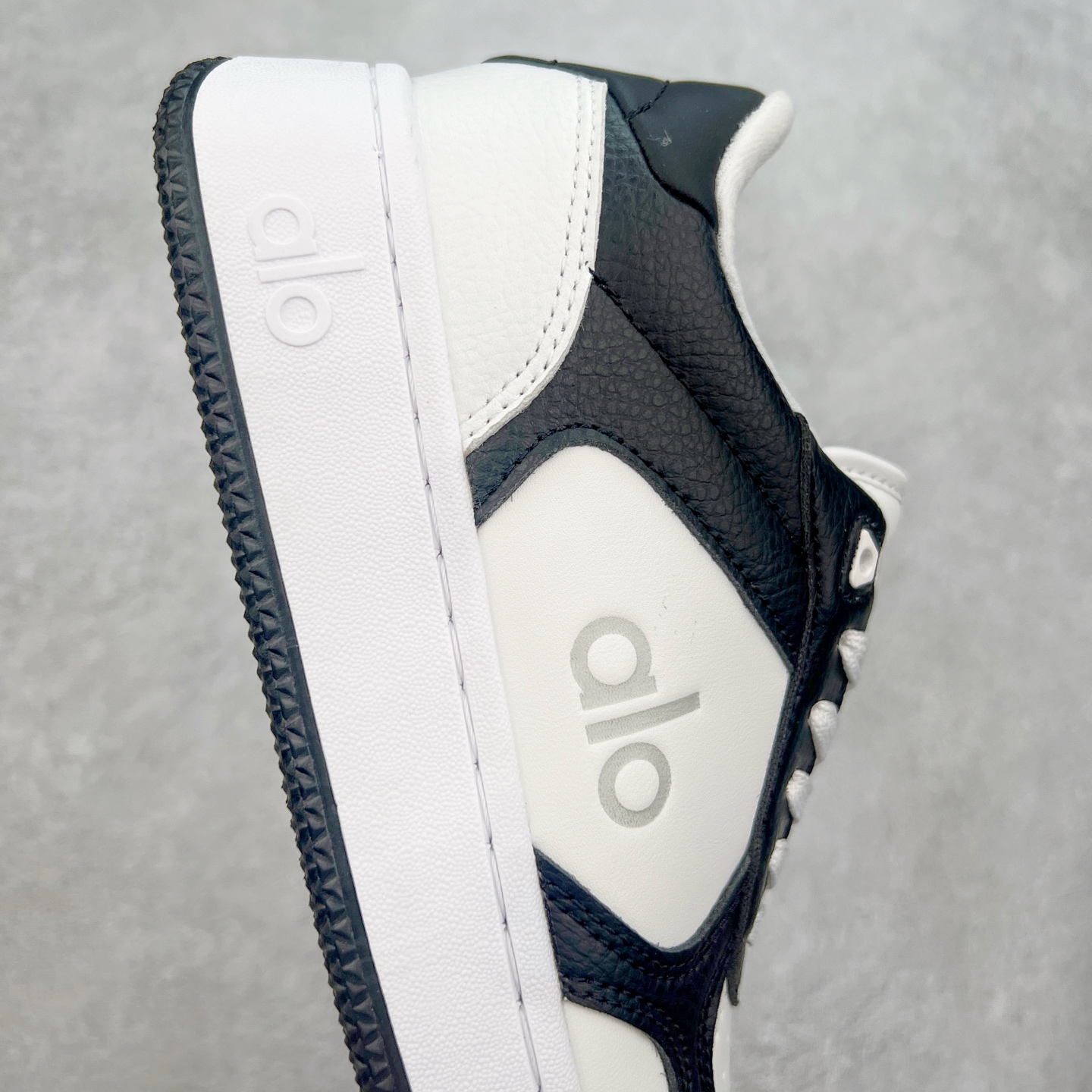 图片[6]-Alo yoga 易梦玲 Jisoo智秀 等多位明星同款上脚 主打各大平台外贸主推大厂采购原材料多处细节一步到位 生产细节 没得说 一款随意搭配的都好看的鞋子aIo采用增高4cm 主打熊猫色 春夏秋冬四季款 舒适简约板鞋 TPU防滑耐磨鞋底 #alo #alo女孩 #AIo #健身穿搭 #鞋子推荐 #板鞋 尺码：35 36 37 38 39 40-选品中心