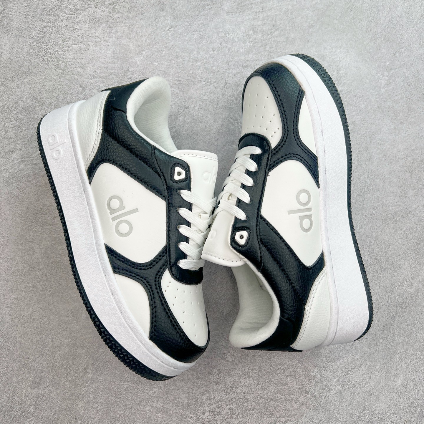 图片[3]-Alo yoga 易梦玲 Jisoo智秀 等多位明星同款上脚 主打各大平台外贸主推大厂采购原材料多处细节一步到位 生产细节 没得说 一款随意搭配的都好看的鞋子aIo采用增高4cm 主打熊猫色 春夏秋冬四季款 舒适简约板鞋 TPU防滑耐磨鞋底 #alo #alo女孩 #AIo #健身穿搭 #鞋子推荐 #板鞋 尺码：35 36 37 38 39 40-选品中心