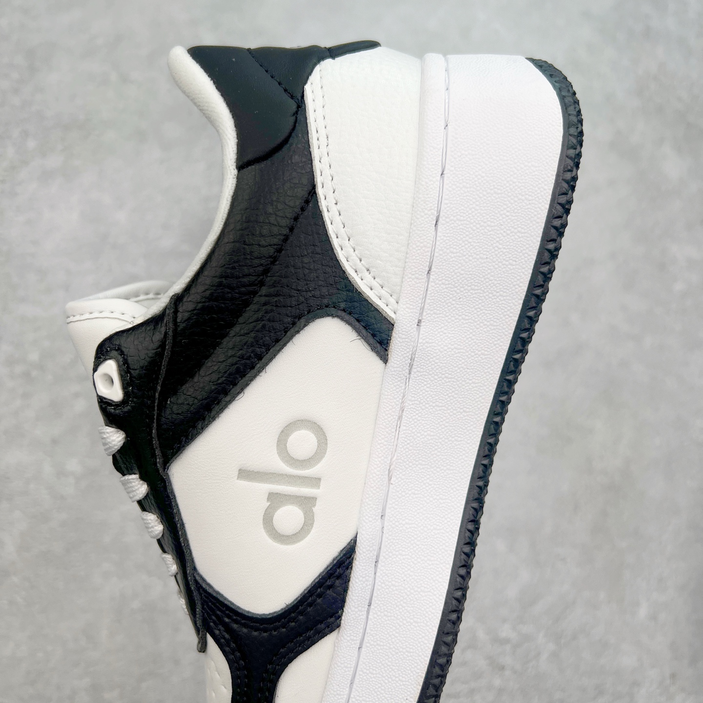 图片[7]-Alo yoga 易梦玲 Jisoo智秀 等多位明星同款上脚 主打各大平台外贸主推大厂采购原材料多处细节一步到位 生产细节 没得说 一款随意搭配的都好看的鞋子aIo采用增高4cm 主打熊猫色 春夏秋冬四季款 舒适简约板鞋 TPU防滑耐磨鞋底 #alo #alo女孩 #AIo #健身穿搭 #鞋子推荐 #板鞋 尺码：35 36 37 38 39 40-选品中心