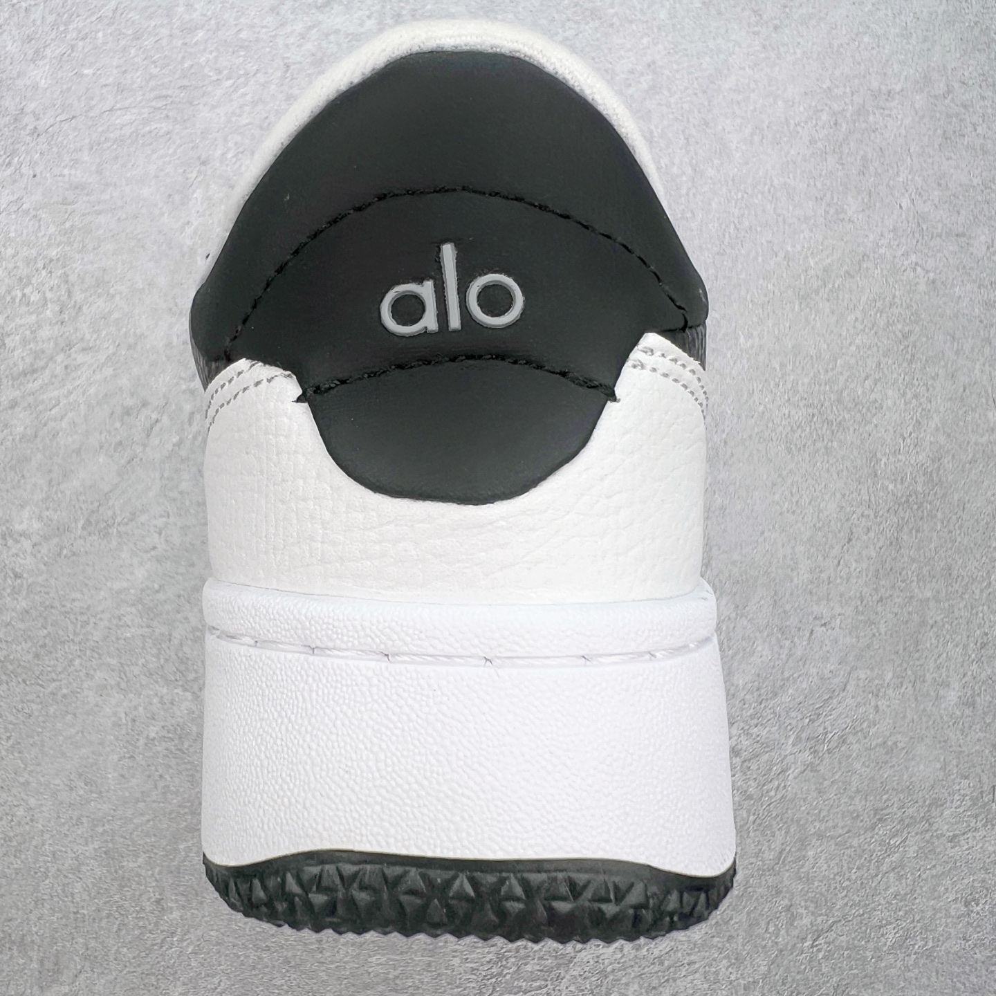 图片[8]-Alo yoga 易梦玲 Jisoo智秀 等多位明星同款上脚 主打各大平台外贸主推大厂采购原材料多处细节一步到位 生产细节 没得说 一款随意搭配的都好看的鞋子aIo采用增高4cm 主打熊猫色 春夏秋冬四季款 舒适简约板鞋 TPU防滑耐磨鞋底 #alo #alo女孩 #AIo #健身穿搭 #鞋子推荐 #板鞋 尺码：35 36 37 38 39 40-选品中心