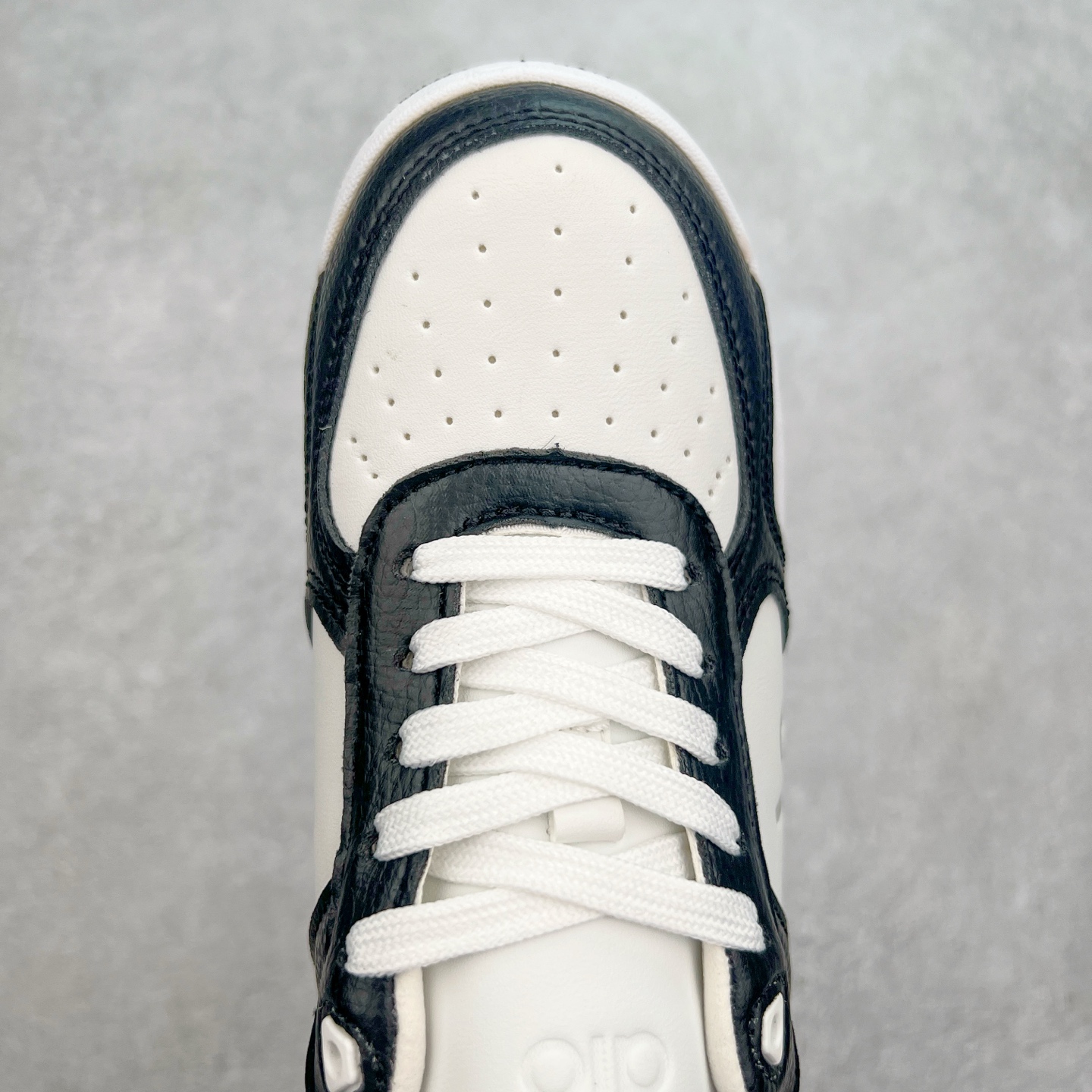 图片[4]-Alo yoga 易梦玲 Jisoo智秀 等多位明星同款上脚 主打各大平台外贸主推大厂采购原材料多处细节一步到位 生产细节 没得说 一款随意搭配的都好看的鞋子aIo采用增高4cm 主打熊猫色 春夏秋冬四季款 舒适简约板鞋 TPU防滑耐磨鞋底 #alo #alo女孩 #AIo #健身穿搭 #鞋子推荐 #板鞋 尺码：35 36 37 38 39 40-选品中心