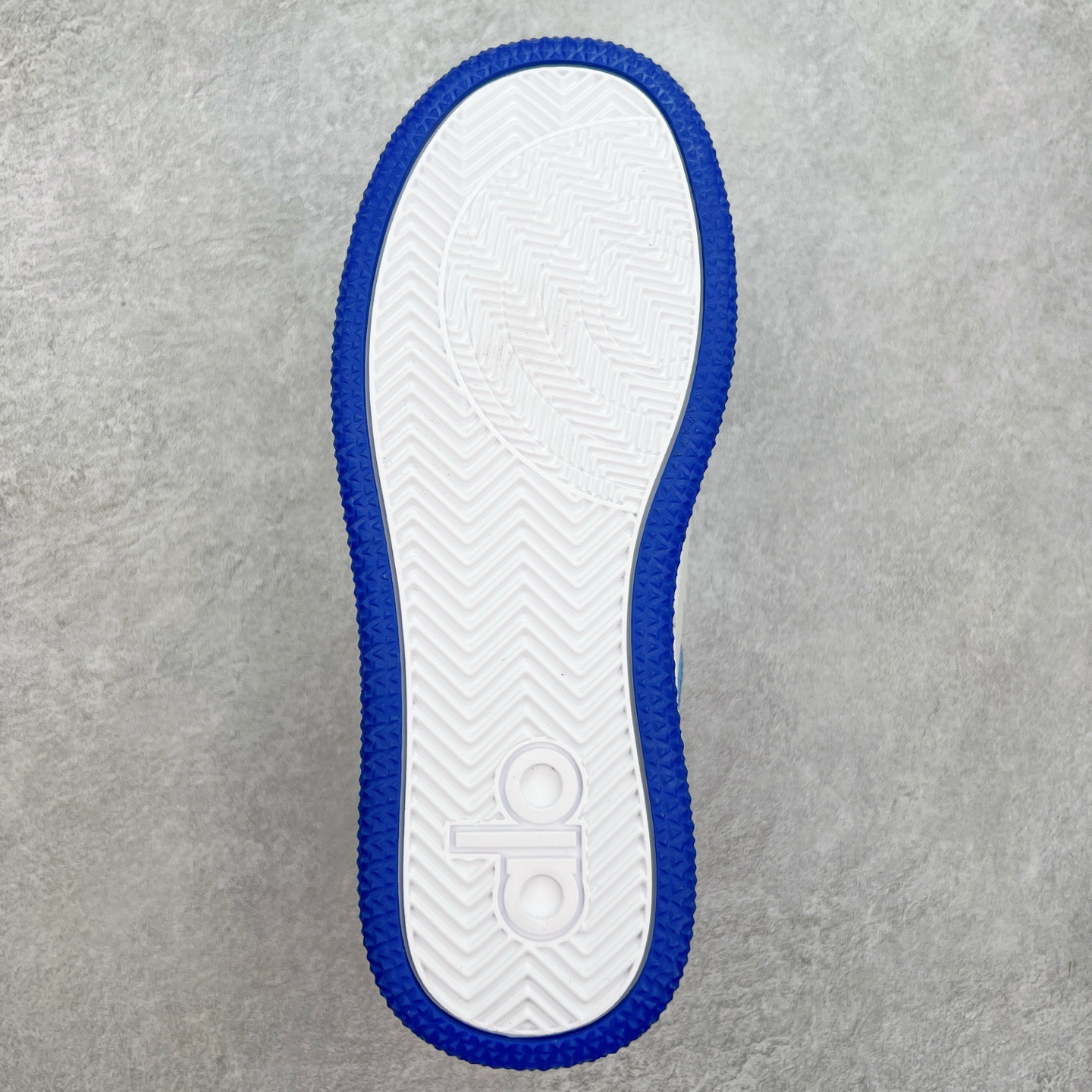 图片[9]-Alo yoga 易梦玲 Jisoo智秀 等多位明星同款上脚 主打各大平台外贸主推大厂采购原材料多处细节一步到位 生产细节 没得说 一款随意搭配的都好看的鞋子aIo采用增高4cm 主打熊猫色 春夏秋冬四季款 舒适简约板鞋 TPU防滑耐磨鞋底 #alo #alo女孩 #AIo #健身穿搭 #鞋子推荐 #板鞋 尺码：35 36 37 38 39 40-选品中心