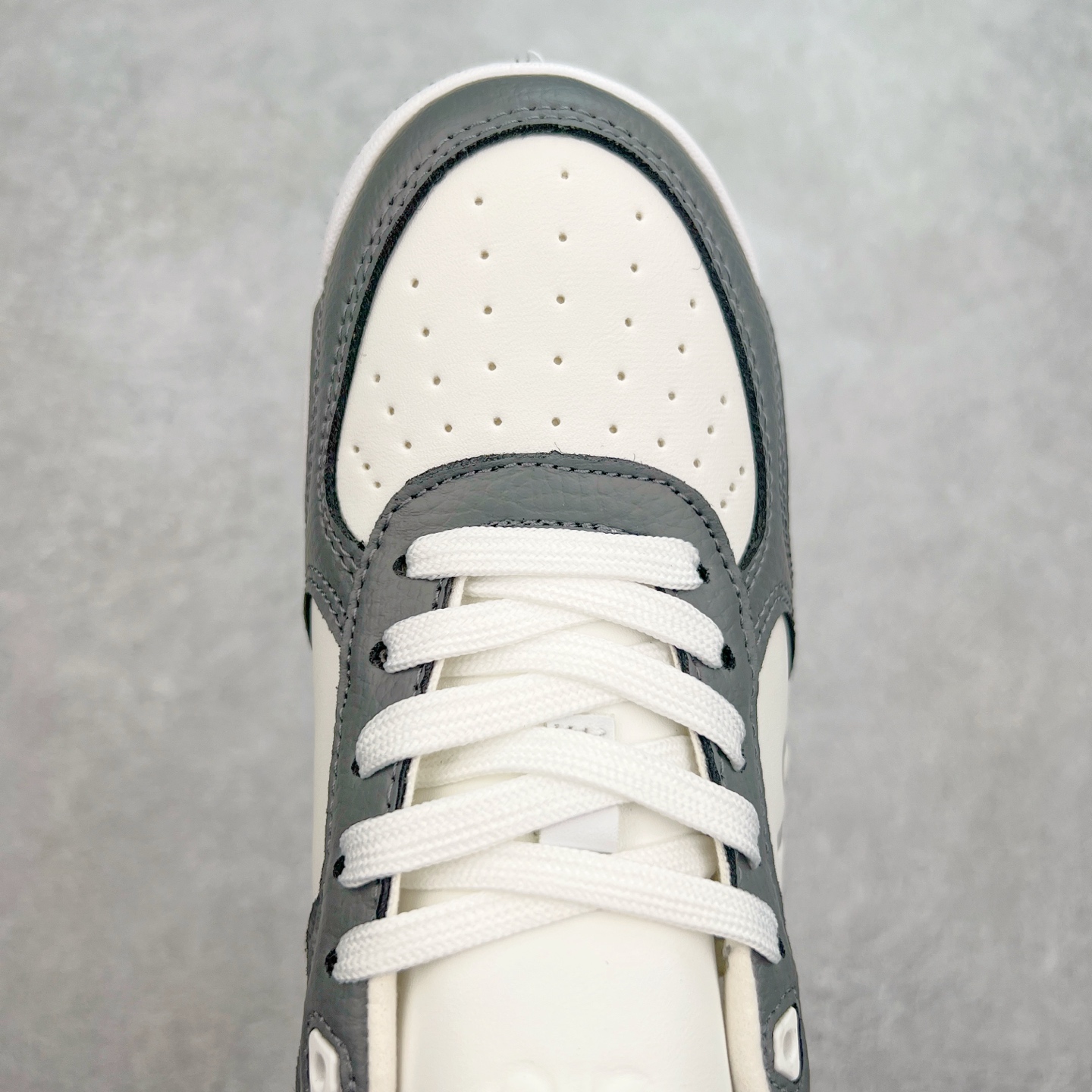 图片[4]-Alo yoga 易梦玲 Jisoo智秀 等多位明星同款上脚 主打各大平台外贸主推大厂采购原材料多处细节一步到位 生产细节 没得说 一款随意搭配的都好看的鞋子aIo采用增高4cm 主打熊猫色 春夏秋冬四季款 舒适简约板鞋 TPU防滑耐磨鞋底 #alo #alo女孩 #AIo #健身穿搭 #鞋子推荐 #板鞋 尺码：35 36 37 38 39 40-选品中心