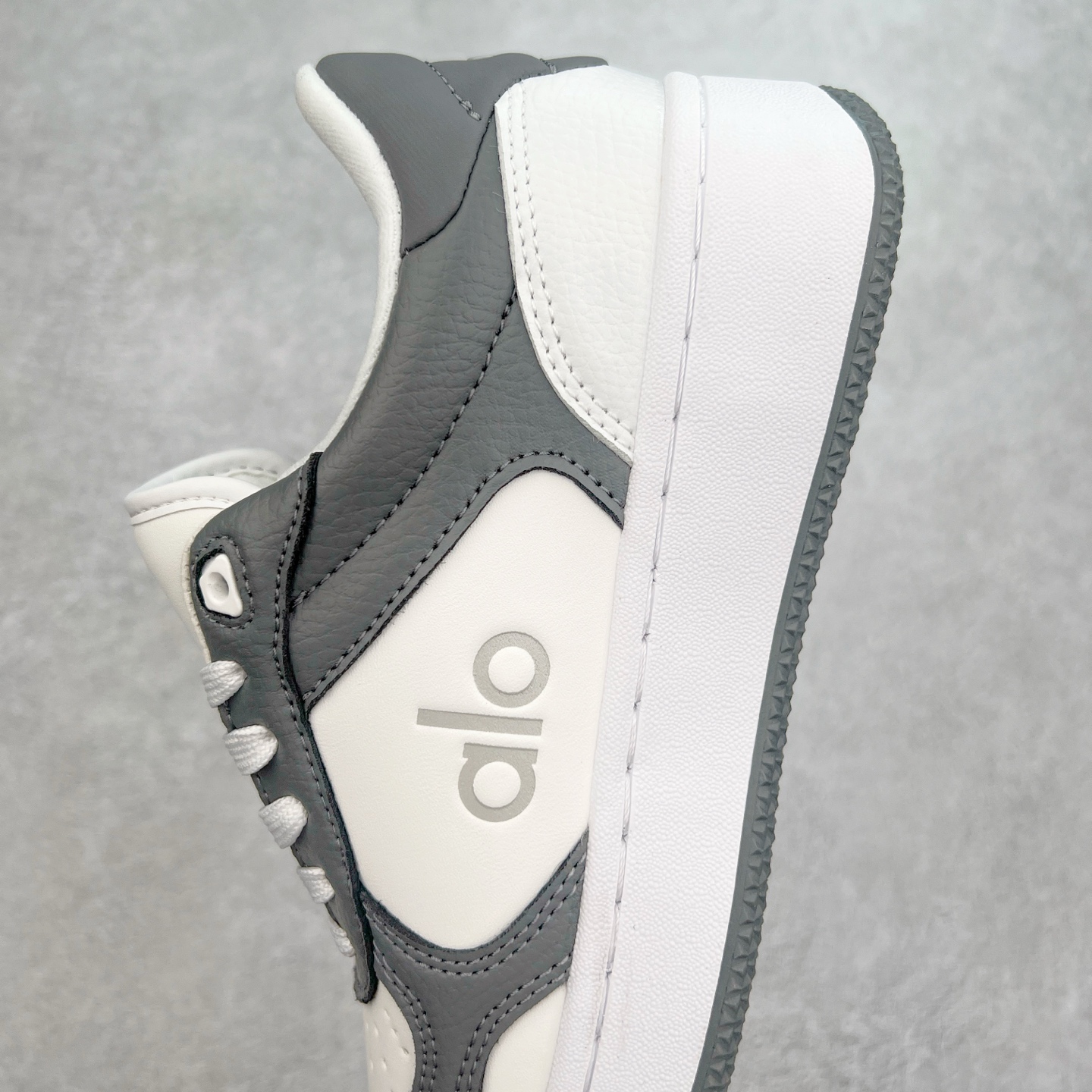 图片[7]-Alo yoga 易梦玲 Jisoo智秀 等多位明星同款上脚 主打各大平台外贸主推大厂采购原材料多处细节一步到位 生产细节 没得说 一款随意搭配的都好看的鞋子aIo采用增高4cm 主打熊猫色 春夏秋冬四季款 舒适简约板鞋 TPU防滑耐磨鞋底 #alo #alo女孩 #AIo #健身穿搭 #鞋子推荐 #板鞋 尺码：35 36 37 38 39 40-选品中心