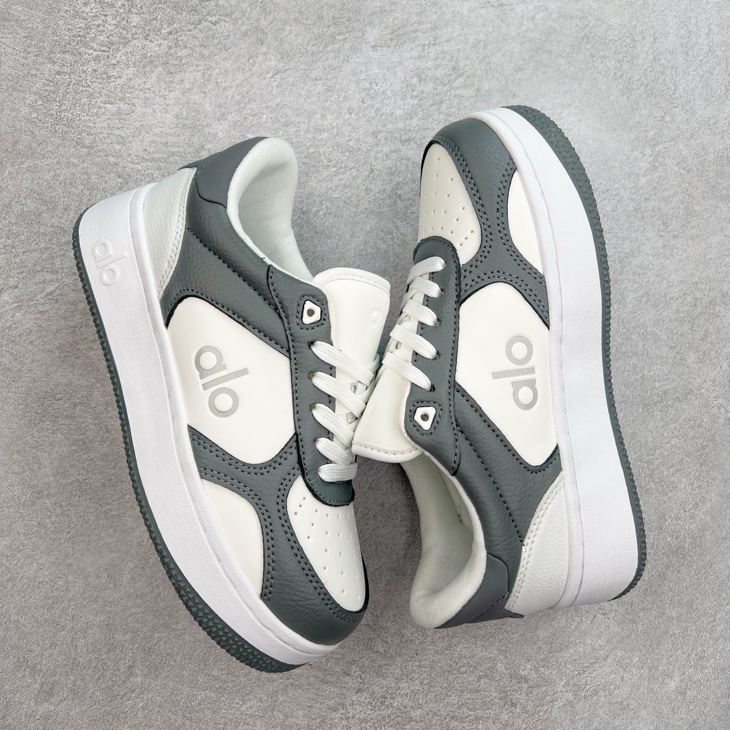 图片[3]-Alo yoga 易梦玲 Jisoo智秀 等多位明星同款上脚 主打各大平台外贸主推大厂采购原材料多处细节一步到位 生产细节 没得说 一款随意搭配的都好看的鞋子aIo采用增高4cm 主打熊猫色 春夏秋冬四季款 舒适简约板鞋 TPU防滑耐磨鞋底 #alo #alo女孩 #AIo #健身穿搭 #鞋子推荐 #板鞋 尺码：35 36 37 38 39 40-选品中心