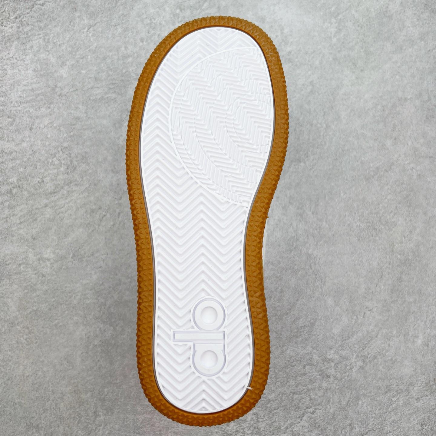 图片[9]-Alo yoga 易梦玲 Jisoo智秀 等多位明星同款上脚 主打各大平台外贸主推大厂采购原材料多处细节一步到位 生产细节 没得说 一款随意搭配的都好看的鞋子aIo采用增高4cm 主打熊猫色 春夏秋冬四季款 舒适简约板鞋 TPU防滑耐磨鞋底 #alo #alo女孩 #AIo #健身穿搭 #鞋子推荐 #板鞋 尺码：35 36 37 38 39 40-选品中心