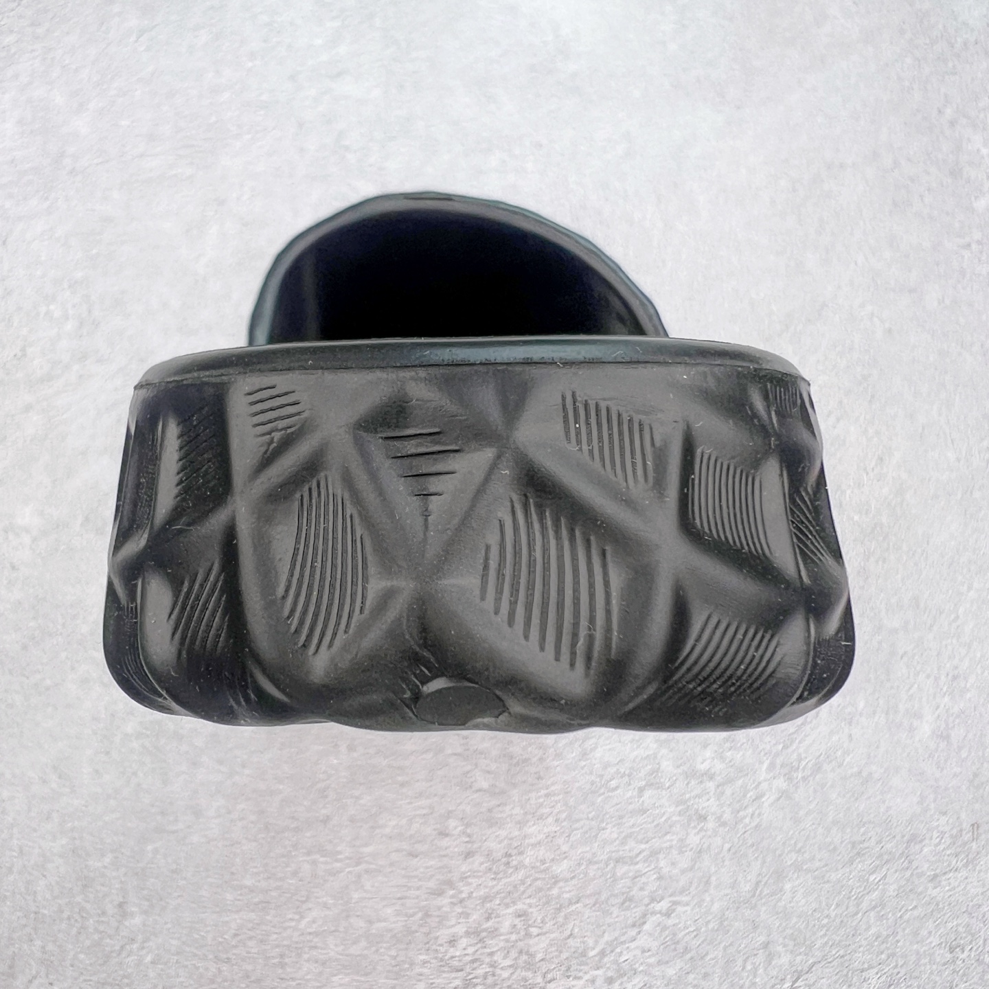 图片[8]-Gucci 古驰 5D压花一体拖鞋 历年经典爆款 正品原版开模 高端复刻 夏季时尚潮流爆款 毫无悬念的网红单品 时装周街拍出镜率超高 潮流必备款 百搭 简单易驾驭 高端全套包装 尺码：39 40 41 42 43 44 45-选品中心