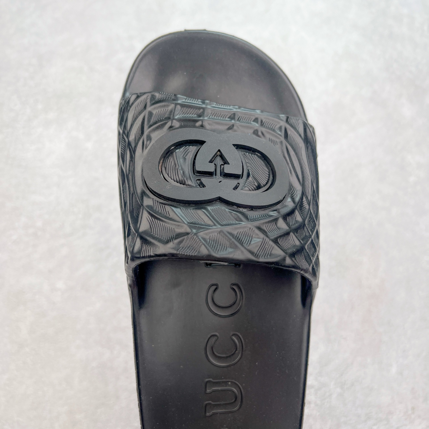 图片[4]-Gucci 古驰 5D压花一体拖鞋 历年经典爆款 正品原版开模 高端复刻 夏季时尚潮流爆款 毫无悬念的网红单品 时装周街拍出镜率超高 潮流必备款 百搭 简单易驾驭 高端全套包装 尺码：39 40 41 42 43 44 45-选品中心