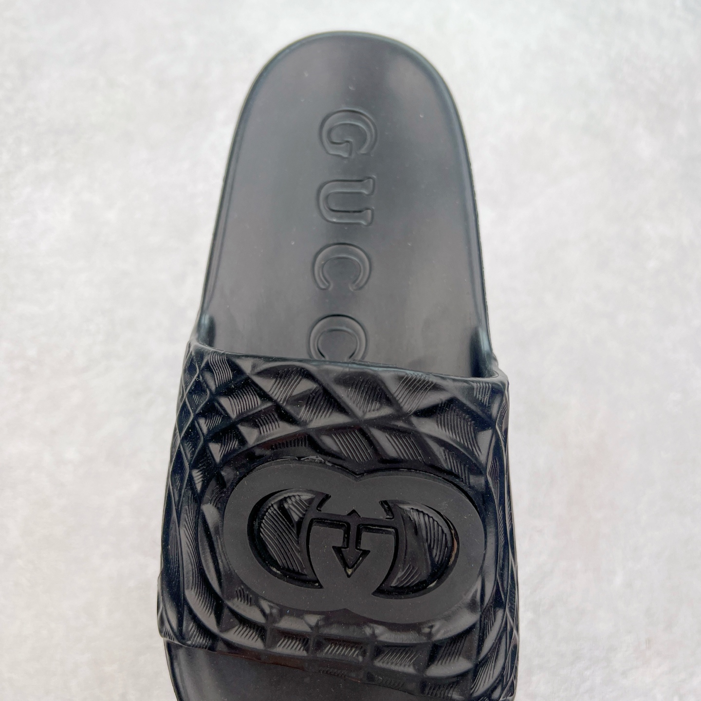 图片[5]-Gucci 古驰 5D压花一体拖鞋 历年经典爆款 正品原版开模 高端复刻 夏季时尚潮流爆款 毫无悬念的网红单品 时装周街拍出镜率超高 潮流必备款 百搭 简单易驾驭 高端全套包装 尺码：39 40 41 42 43 44 45-选品中心