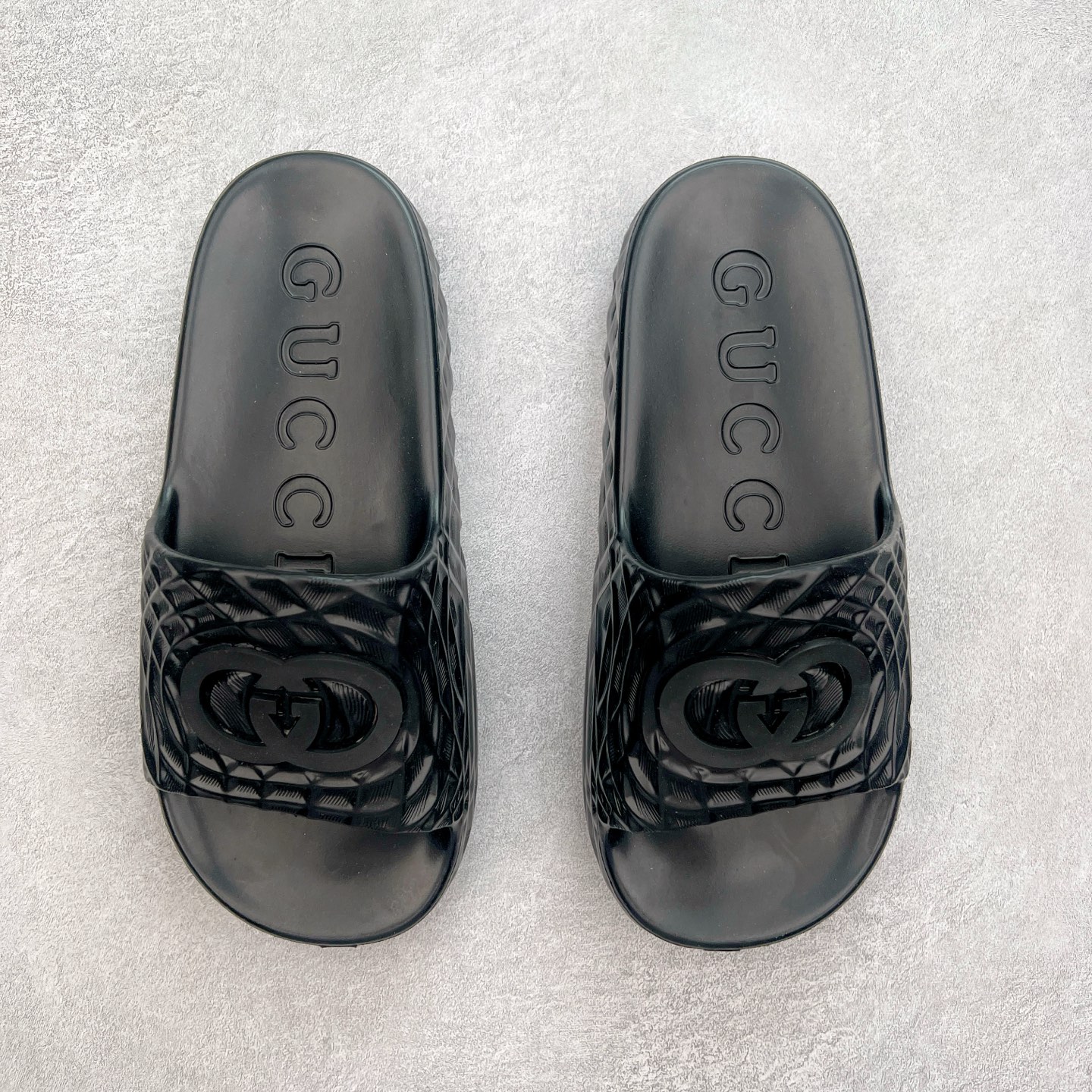 图片[2]-Gucci 古驰 5D压花一体拖鞋 历年经典爆款 正品原版开模 高端复刻 夏季时尚潮流爆款 毫无悬念的网红单品 时装周街拍出镜率超高 潮流必备款 百搭 简单易驾驭 高端全套包装 尺码：39 40 41 42 43 44 45-选品中心