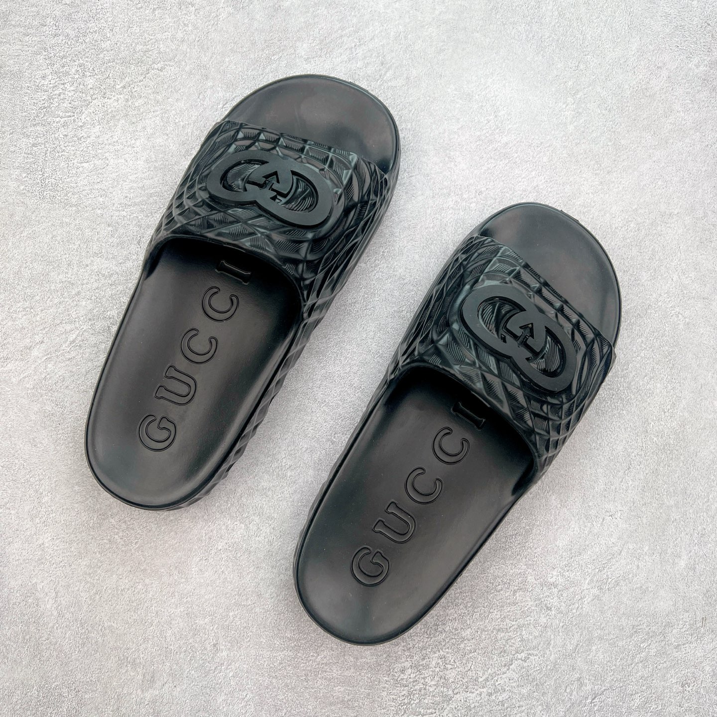 图片[3]-Gucci 古驰 5D压花一体拖鞋 历年经典爆款 正品原版开模 高端复刻 夏季时尚潮流爆款 毫无悬念的网红单品 时装周街拍出镜率超高 潮流必备款 百搭 简单易驾驭 高端全套包装 尺码：39 40 41 42 43 44 45-选品中心