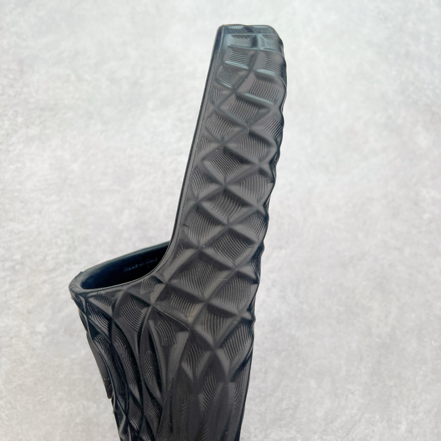 图片[7]-Gucci 古驰 5D压花一体拖鞋 历年经典爆款 正品原版开模 高端复刻 夏季时尚潮流爆款 毫无悬念的网红单品 时装周街拍出镜率超高 潮流必备款 百搭 简单易驾驭 高端全套包装 尺码：39 40 41 42 43 44 45-选品中心