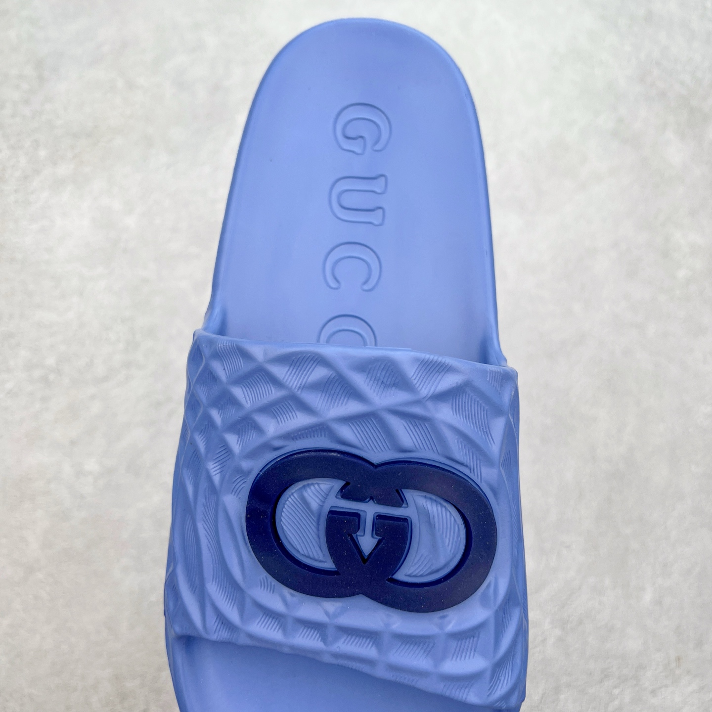 图片[5]-Gucci 古驰 5D压花一体拖鞋 历年经典爆款 正品原版开模 高端复刻 夏季时尚潮流爆款 毫无悬念的网红单品 时装周街拍出镜率超高 潮流必备款 百搭 简单易驾驭 高端全套包装 尺码：39 40 41 42 43 44 45-选品中心