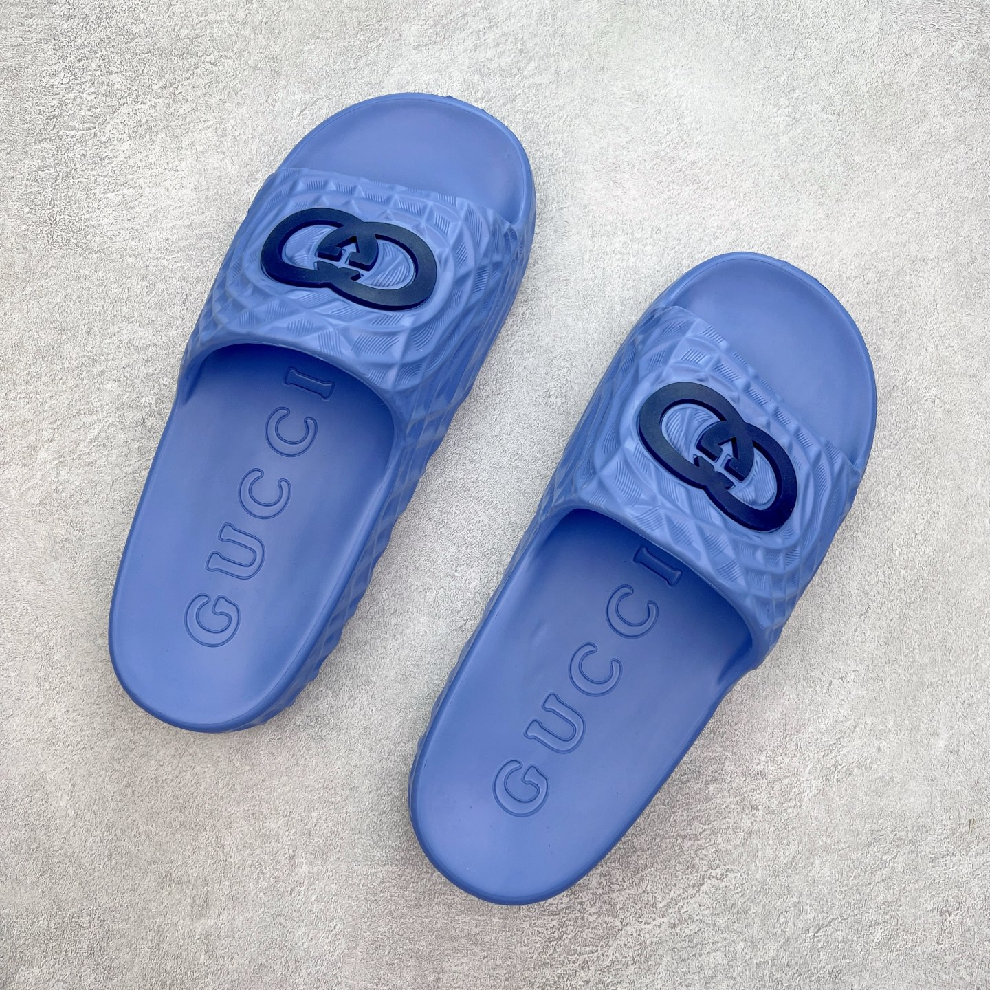 图片[3]-Gucci 古驰 5D压花一体拖鞋 历年经典爆款 正品原版开模 高端复刻 夏季时尚潮流爆款 毫无悬念的网红单品 时装周街拍出镜率超高 潮流必备款 百搭 简单易驾驭 高端全套包装 尺码：39 40 41 42 43 44 45-选品中心