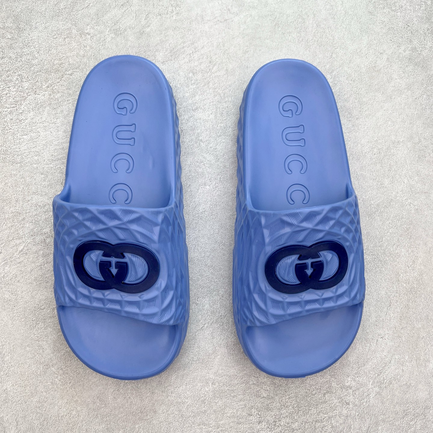 图片[2]-Gucci 古驰 5D压花一体拖鞋 历年经典爆款 正品原版开模 高端复刻 夏季时尚潮流爆款 毫无悬念的网红单品 时装周街拍出镜率超高 潮流必备款 百搭 简单易驾驭 高端全套包装 尺码：39 40 41 42 43 44 45-选品中心