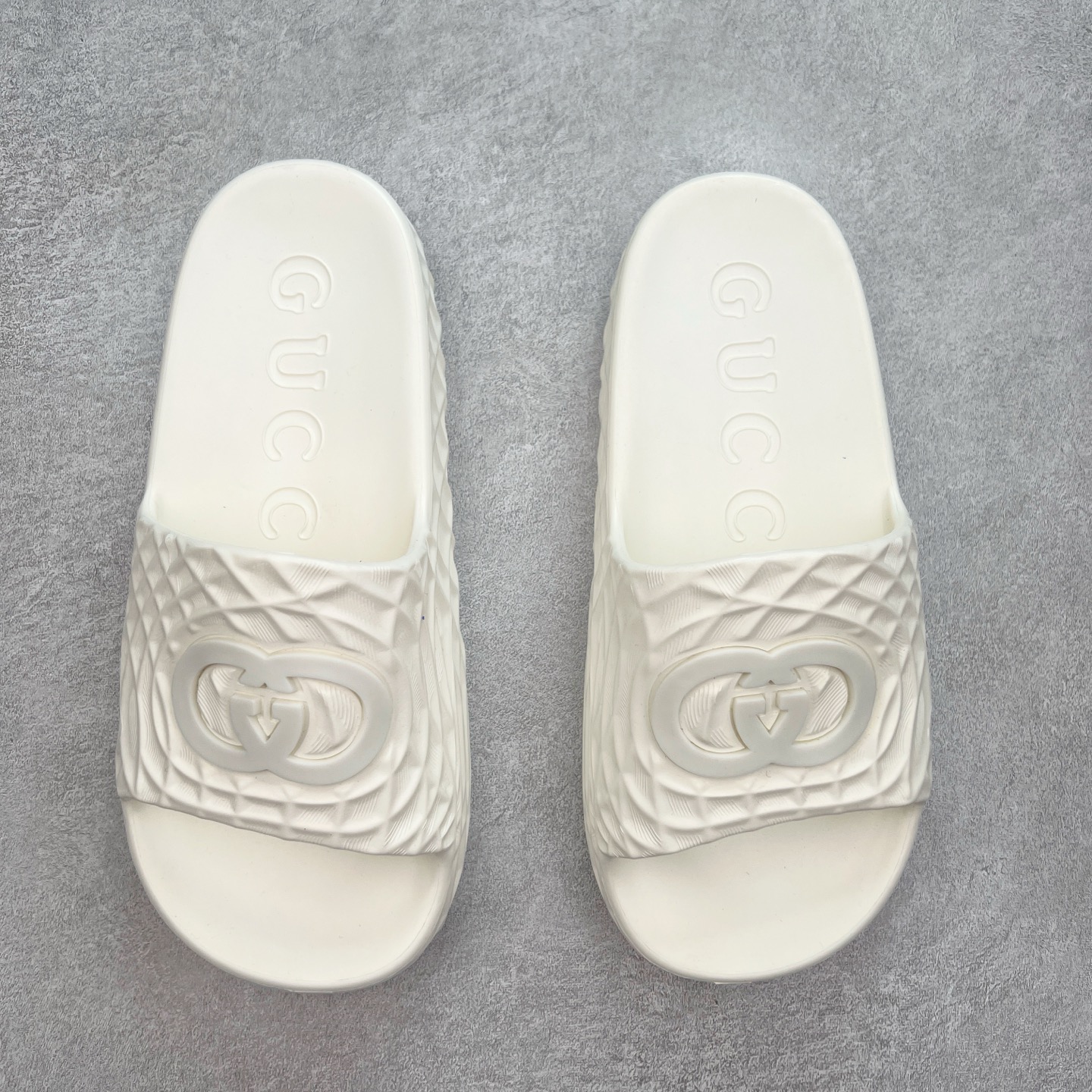 图片[2]-Gucci 古驰 5D压花一体拖鞋 历年经典爆款 正品原版开模 高端复刻 夏季时尚潮流爆款 毫无悬念的网红单品 时装周街拍出镜率超高 潮流必备款 百搭 简单易驾驭 高端全套包装 尺码：39 40 41 42 43 44 45-选品中心