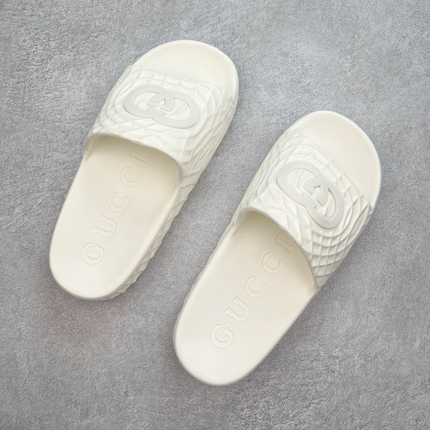 图片[3]-Gucci 古驰 5D压花一体拖鞋 历年经典爆款 正品原版开模 高端复刻 夏季时尚潮流爆款 毫无悬念的网红单品 时装周街拍出镜率超高 潮流必备款 百搭 简单易驾驭 高端全套包装 尺码：39 40 41 42 43 44 45-选品中心