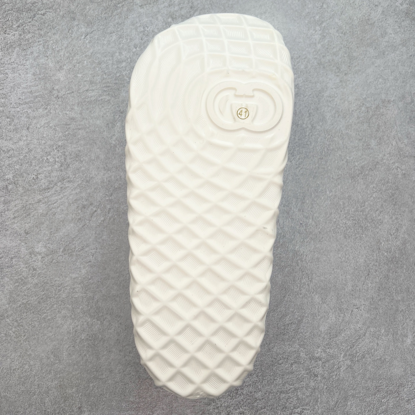 图片[9]-Gucci 古驰 5D压花一体拖鞋 历年经典爆款 正品原版开模 高端复刻 夏季时尚潮流爆款 毫无悬念的网红单品 时装周街拍出镜率超高 潮流必备款 百搭 简单易驾驭 高端全套包装 尺码：39 40 41 42 43 44 45-选品中心