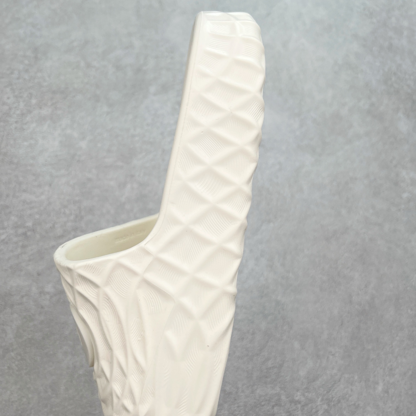 图片[7]-Gucci 古驰 5D压花一体拖鞋 历年经典爆款 正品原版开模 高端复刻 夏季时尚潮流爆款 毫无悬念的网红单品 时装周街拍出镜率超高 潮流必备款 百搭 简单易驾驭 高端全套包装 尺码：39 40 41 42 43 44 45-选品中心