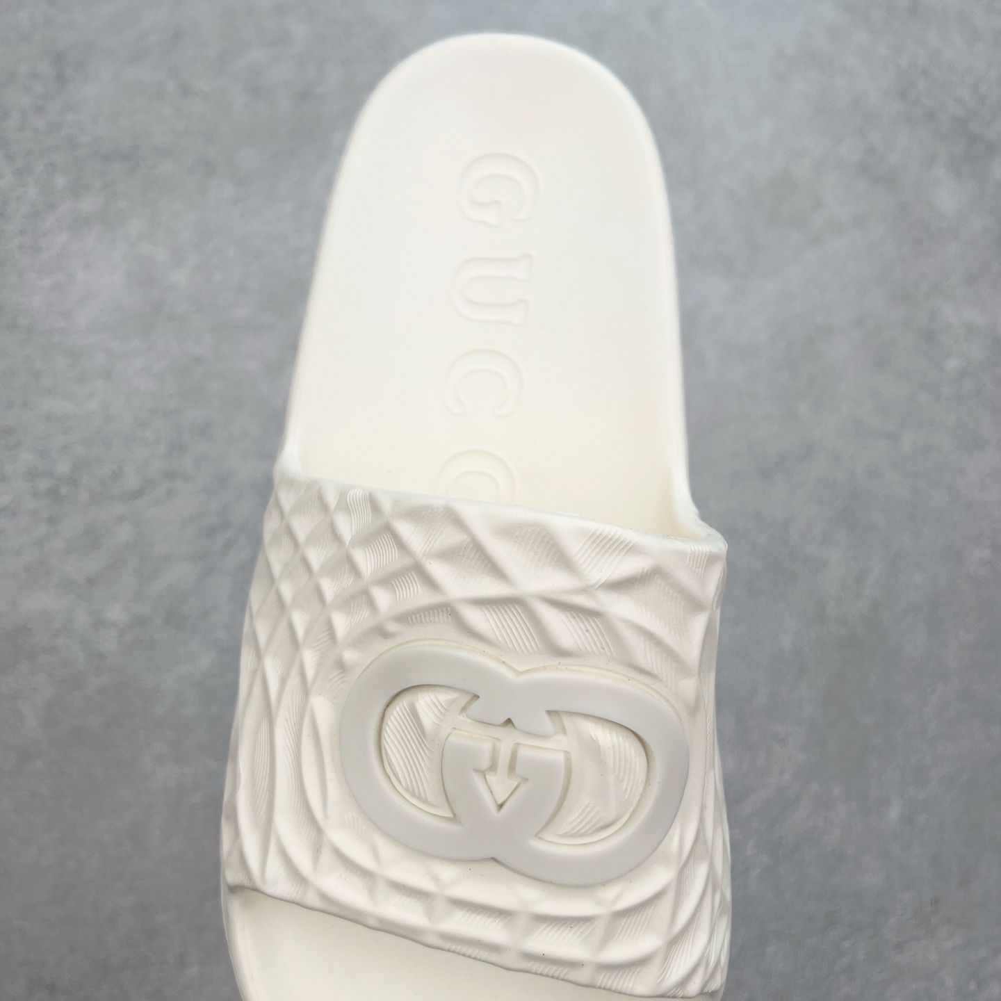 图片[5]-Gucci 古驰 5D压花一体拖鞋 历年经典爆款 正品原版开模 高端复刻 夏季时尚潮流爆款 毫无悬念的网红单品 时装周街拍出镜率超高 潮流必备款 百搭 简单易驾驭 高端全套包装 尺码：39 40 41 42 43 44 45-选品中心