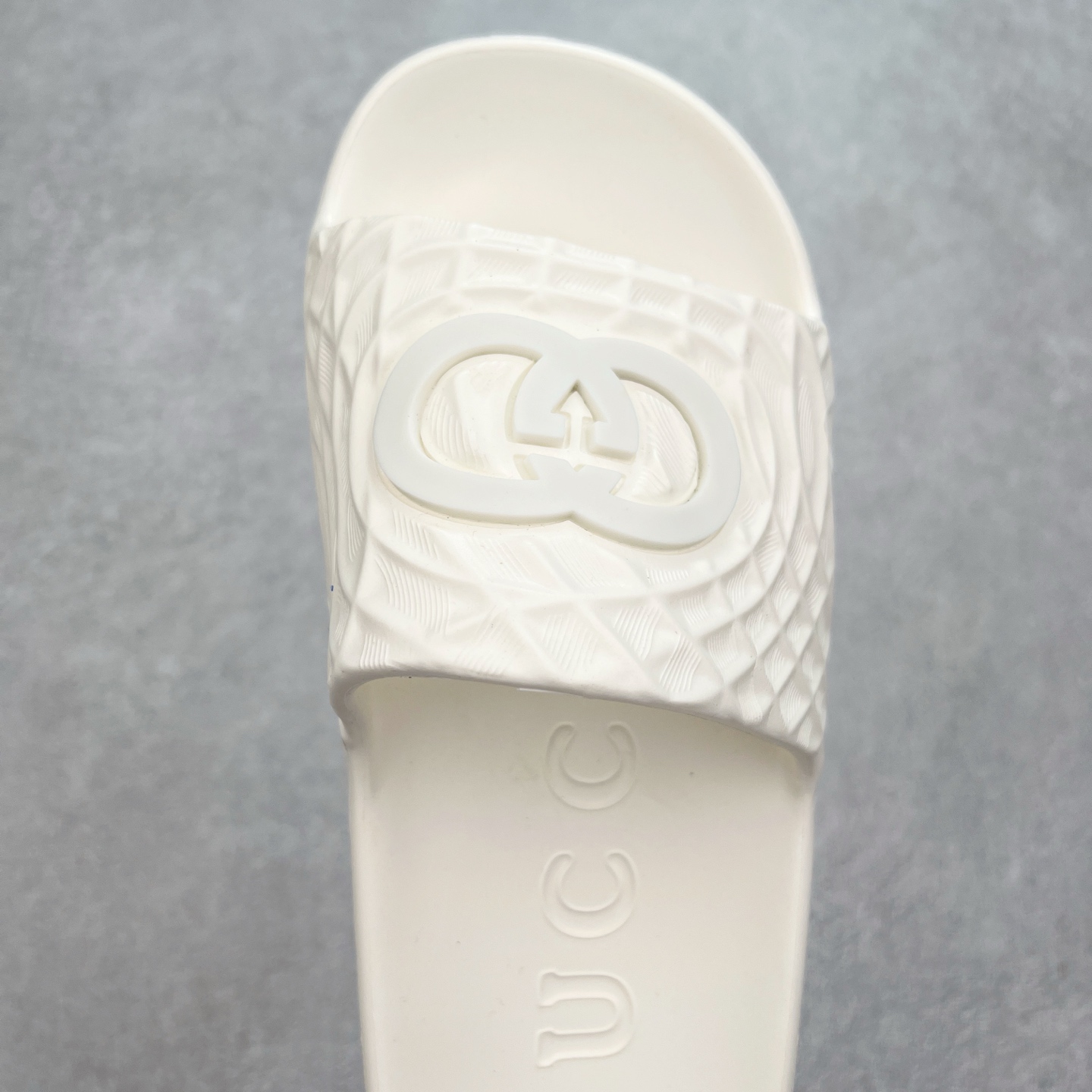 图片[4]-Gucci 古驰 5D压花一体拖鞋 历年经典爆款 正品原版开模 高端复刻 夏季时尚潮流爆款 毫无悬念的网红单品 时装周街拍出镜率超高 潮流必备款 百搭 简单易驾驭 高端全套包装 尺码：39 40 41 42 43 44 45-选品中心