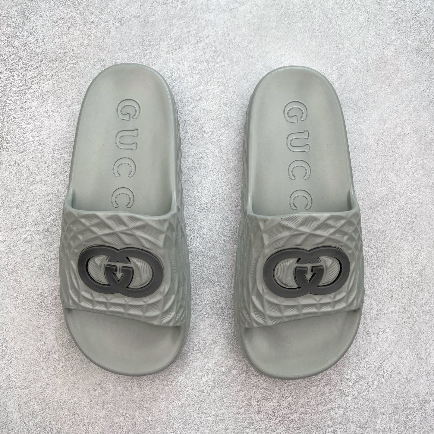 图片[2]-Gucci 古驰 5D压花一体拖鞋 历年经典爆款 正品原版开模 高端复刻 夏季时尚潮流爆款 毫无悬念的网红单品 时装周街拍出镜率超高 潮流必备款 百搭 简单易驾驭 高端全套包装 尺码：39 40 41 42 43 44 45-选品中心