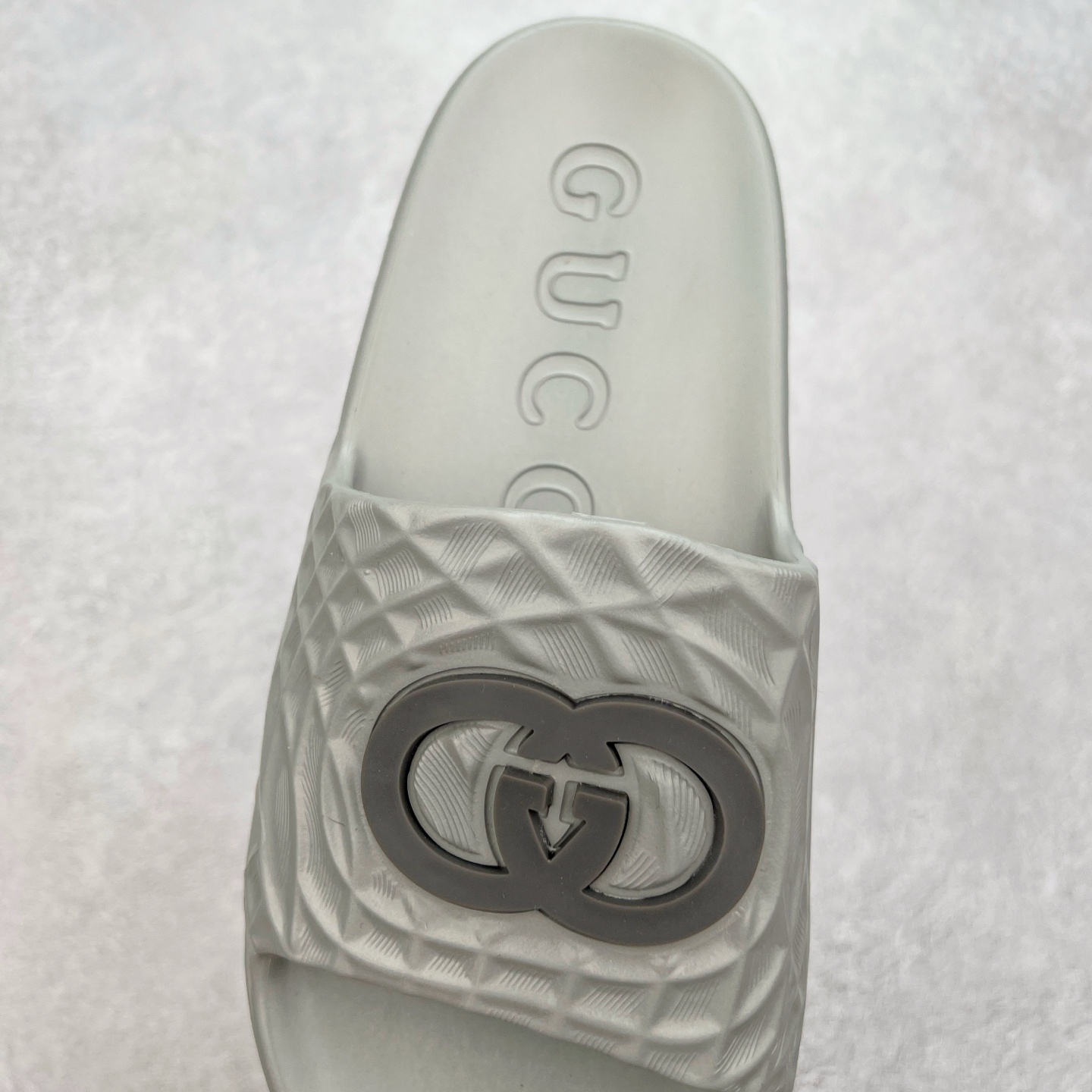 图片[5]-Gucci 古驰 5D压花一体拖鞋 历年经典爆款 正品原版开模 高端复刻 夏季时尚潮流爆款 毫无悬念的网红单品 时装周街拍出镜率超高 潮流必备款 百搭 简单易驾驭 高端全套包装 尺码：39 40 41 42 43 44 45-选品中心