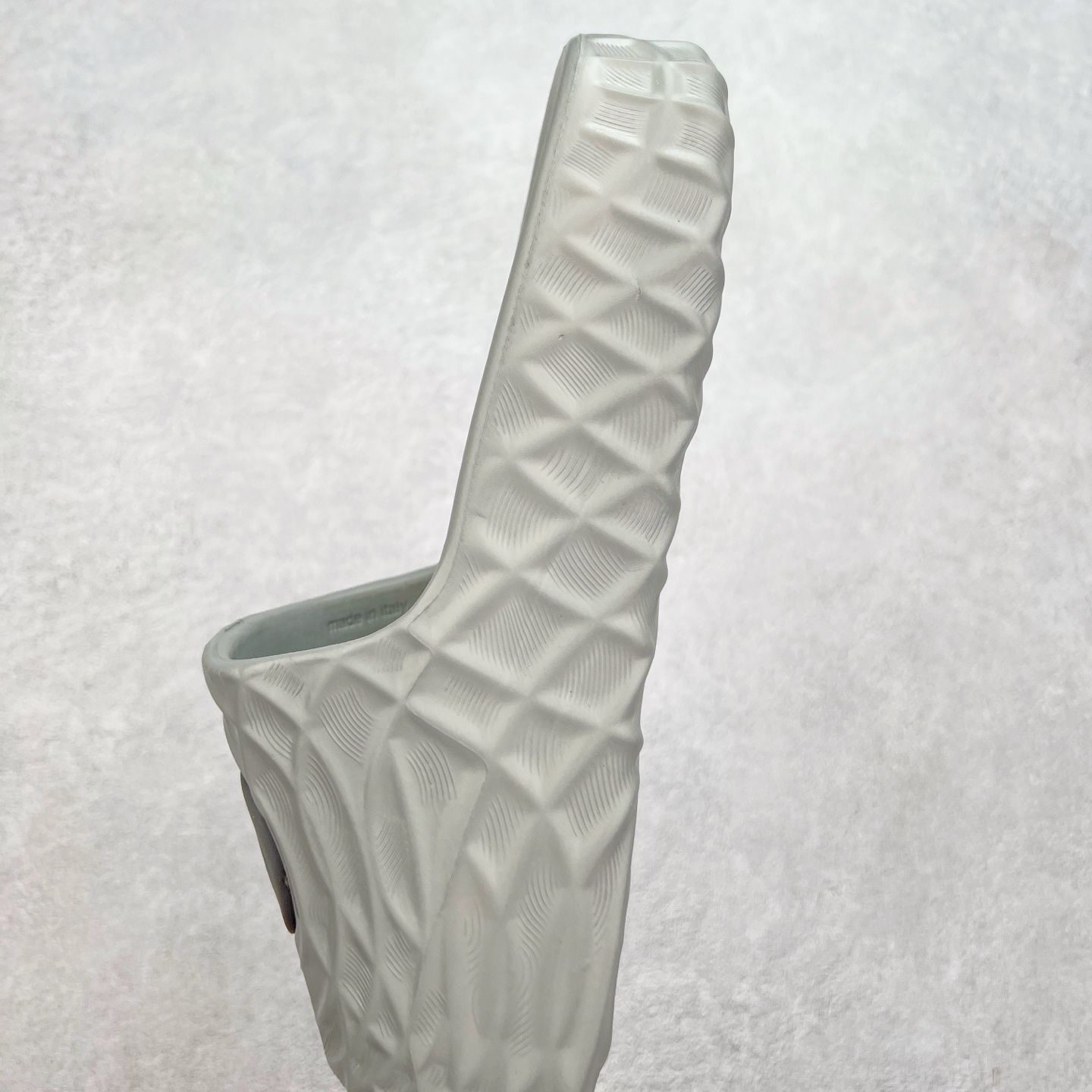 图片[7]-Gucci 古驰 5D压花一体拖鞋 历年经典爆款 正品原版开模 高端复刻 夏季时尚潮流爆款 毫无悬念的网红单品 时装周街拍出镜率超高 潮流必备款 百搭 简单易驾驭 高端全套包装 尺码：39 40 41 42 43 44 45-选品中心