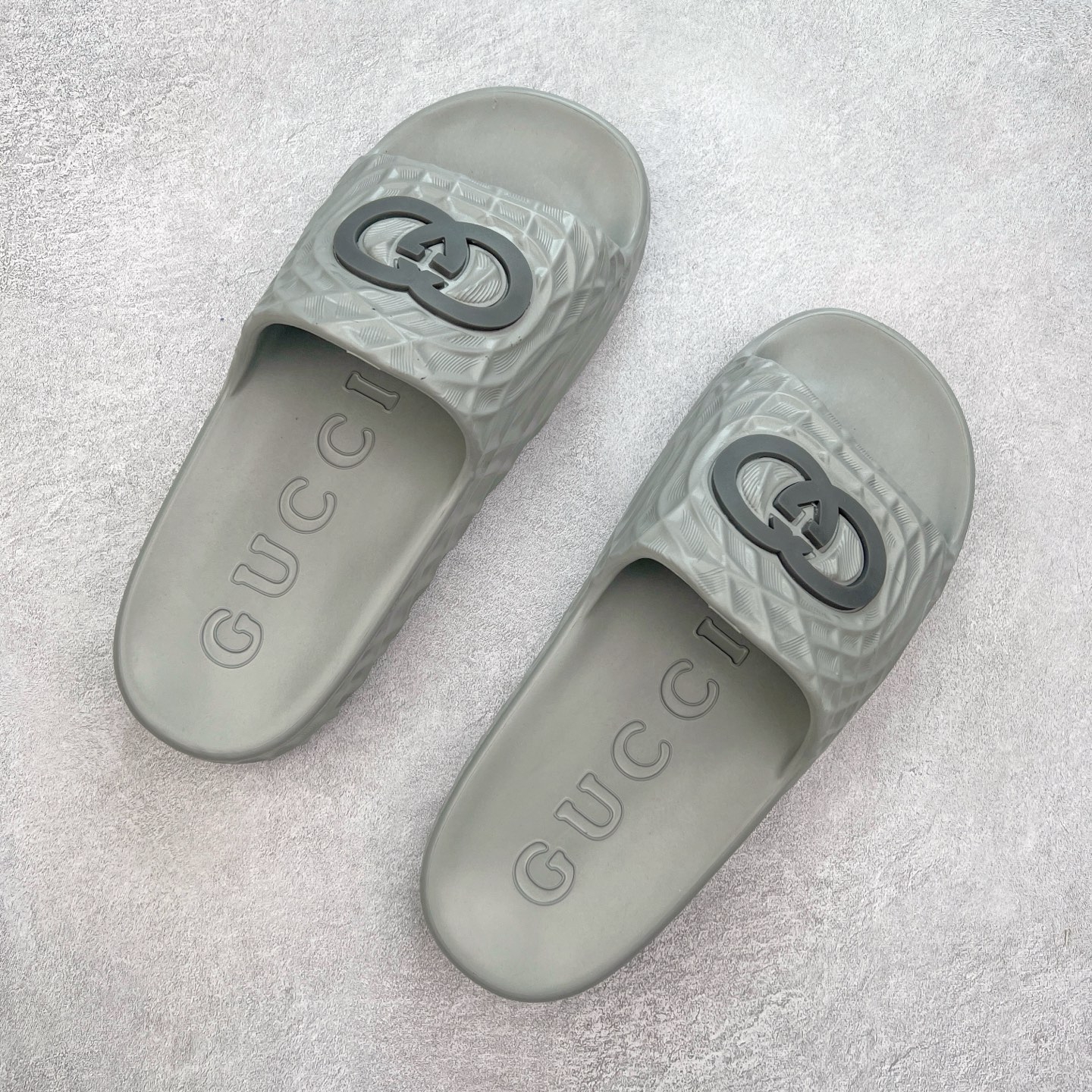 图片[3]-Gucci 古驰 5D压花一体拖鞋 历年经典爆款 正品原版开模 高端复刻 夏季时尚潮流爆款 毫无悬念的网红单品 时装周街拍出镜率超高 潮流必备款 百搭 简单易驾驭 高端全套包装 尺码：39 40 41 42 43 44 45-选品中心