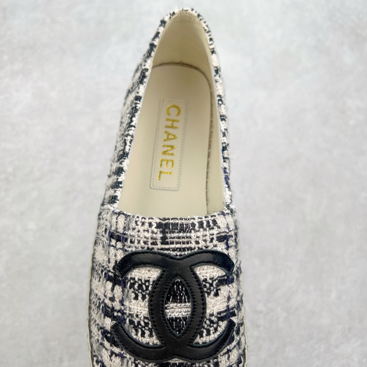 图片[5]-＃纯原 CHANEL 香奈儿经典款 小香渔夫鞋 万年长青款 各路网红单品 春夏百搭款 牛仔裤 短裤轻松驾驭 原版一比一开模 99%还原正品100针麻绳上线，双双纯手工品质保证 原单进口羊皮 内里垫脚均为柔软绵羊皮 天然麻绳配透明橡胶大底 专柜统一包装。 脚背高/或者宽 建议选大一码 尺码：35 36 37 38 39 40-选品中心