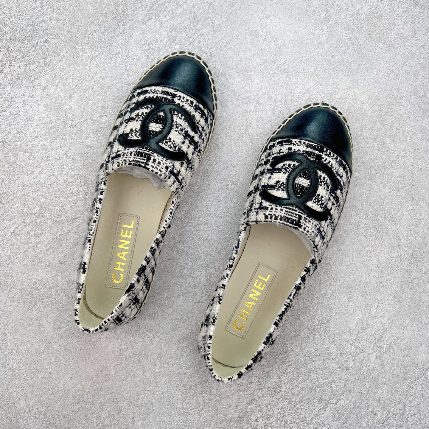 图片[3]-＃纯原 CHANEL 香奈儿经典款 小香渔夫鞋 万年长青款 各路网红单品 春夏百搭款 牛仔裤 短裤轻松驾驭 原版一比一开模 99%还原正品100针麻绳上线，双双纯手工品质保证 原单进口羊皮 内里垫脚均为柔软绵羊皮 天然麻绳配透明橡胶大底 专柜统一包装。 脚背高/或者宽 建议选大一码 尺码：35 36 37 38 39 40-选品中心