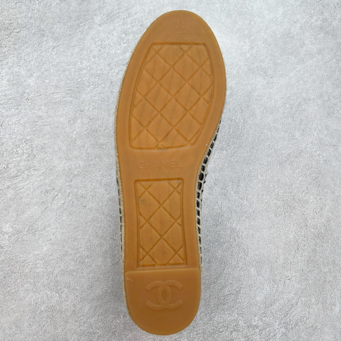 图片[9]-＃纯原 CHANEL 香奈儿经典款 小香渔夫鞋 万年长青款 各路网红单品 春夏百搭款 牛仔裤 短裤轻松驾驭 原版一比一开模 99%还原正品100针麻绳上线，双双纯手工品质保证 原单进口羊皮 内里垫脚均为柔软绵羊皮 天然麻绳配透明橡胶大底 专柜统一包装。 脚背高/或者宽 建议选大一码 尺码：35 36 37 38 39 40-选品中心