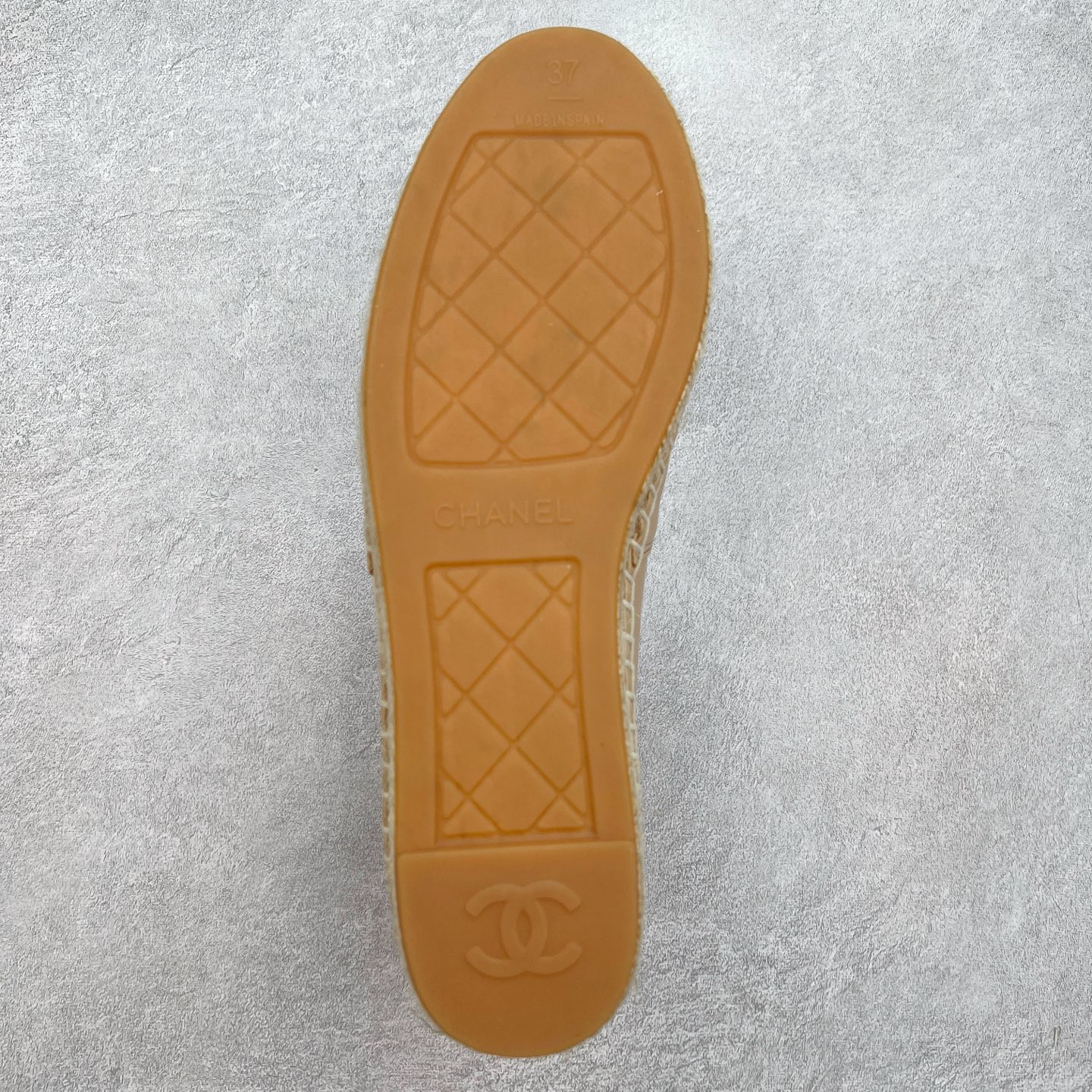 图片[9]-＃纯原 CHANEL 香奈儿经典款 小香渔夫鞋 万年长青款 各路网红单品 春夏百搭款 牛仔裤 短裤轻松驾驭 原版一比一开模 99%还原正品100针麻绳上线，双双纯手工品质保证 原单进口羊皮 内里垫脚均为柔软绵羊皮 天然麻绳配透明橡胶大底 专柜统一包装。 脚背高/或者宽 建议选大一码 尺码：35 36 37 38 39 40-选品中心