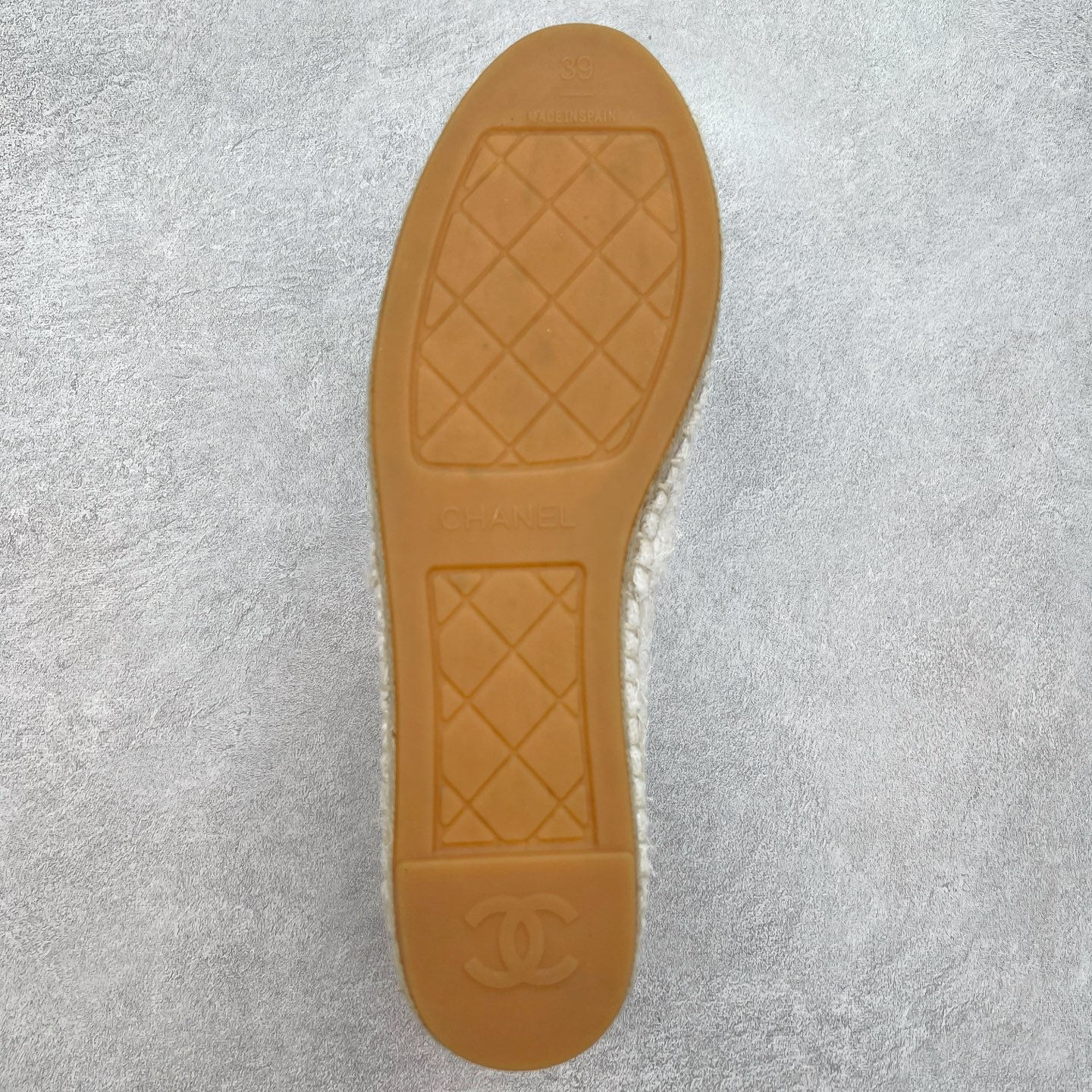 图片[9]-＃纯原 CHANEL 香奈儿经典款 小香渔夫鞋 万年长青款 各路网红单品 春夏百搭款 牛仔裤 短裤轻松驾驭 原版一比一开模 99%还原正品100针麻绳上线，双双纯手工品质保证 原单进口羊皮 内里垫脚均为柔软绵羊皮 天然麻绳配透明橡胶大底 专柜统一包装。 脚背高/或者宽 建议选大一码 尺码：35 36 37 38 39 40-选品中心