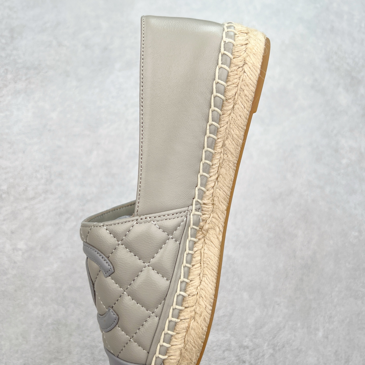 图片[7]-＃纯原 CHANEL 香奈儿经典款 小香渔夫鞋 万年长青款 各路网红单品 春夏百搭款 牛仔裤 短裤轻松驾驭 原版一比一开模 99%还原正品100针麻绳上线，双双纯手工品质保证 原单进口羊皮 内里垫脚均为柔软绵羊皮 天然麻绳配透明橡胶大底 专柜统一包装。 脚背高/或者宽 建议选大一码 尺码：35 36 37 38 39 40-选品中心