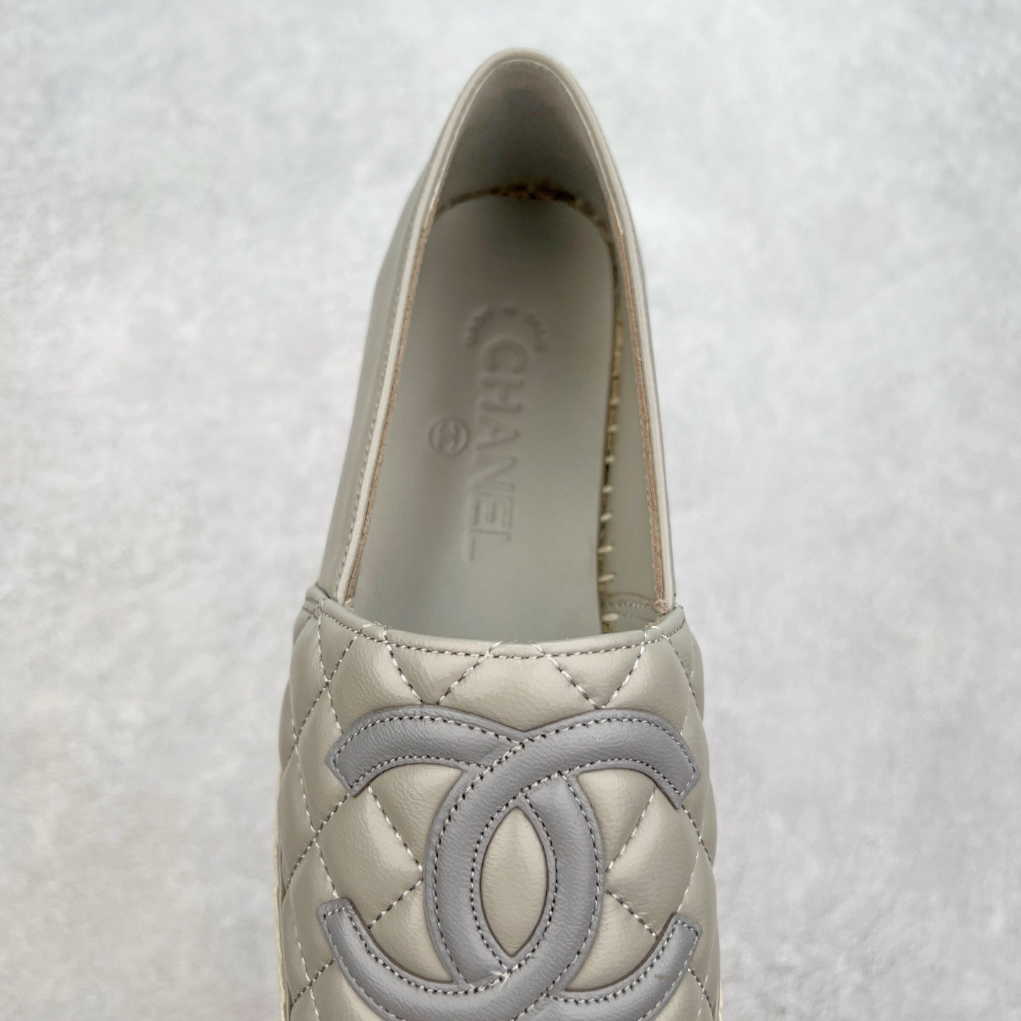 图片[5]-＃纯原 CHANEL 香奈儿经典款 小香渔夫鞋 万年长青款 各路网红单品 春夏百搭款 牛仔裤 短裤轻松驾驭 原版一比一开模 99%还原正品100针麻绳上线，双双纯手工品质保证 原单进口羊皮 内里垫脚均为柔软绵羊皮 天然麻绳配透明橡胶大底 专柜统一包装。 脚背高/或者宽 建议选大一码 尺码：35 36 37 38 39 40-选品中心