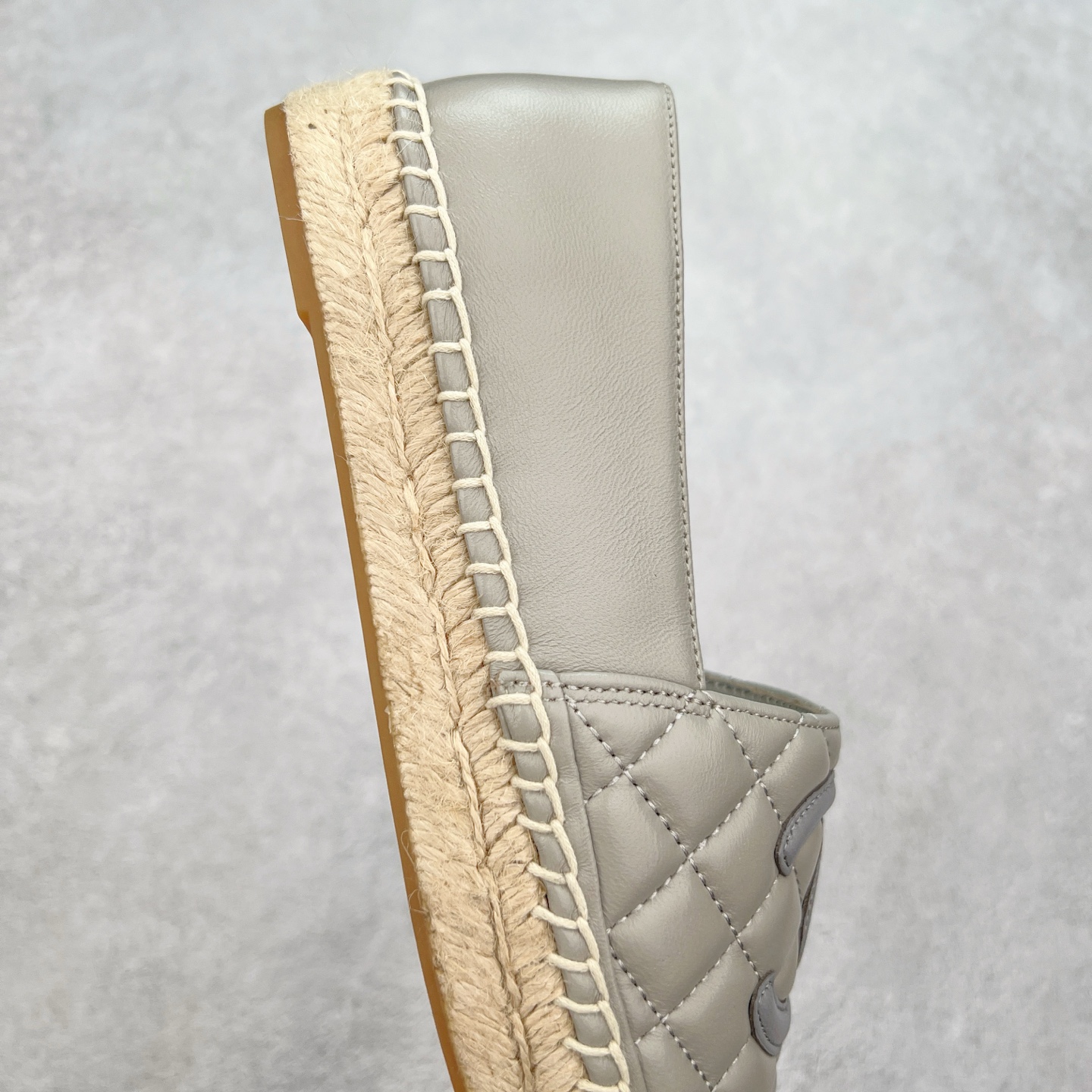 图片[6]-＃纯原 CHANEL 香奈儿经典款 小香渔夫鞋 万年长青款 各路网红单品 春夏百搭款 牛仔裤 短裤轻松驾驭 原版一比一开模 99%还原正品100针麻绳上线，双双纯手工品质保证 原单进口羊皮 内里垫脚均为柔软绵羊皮 天然麻绳配透明橡胶大底 专柜统一包装。 脚背高/或者宽 建议选大一码 尺码：35 36 37 38 39 40-选品中心