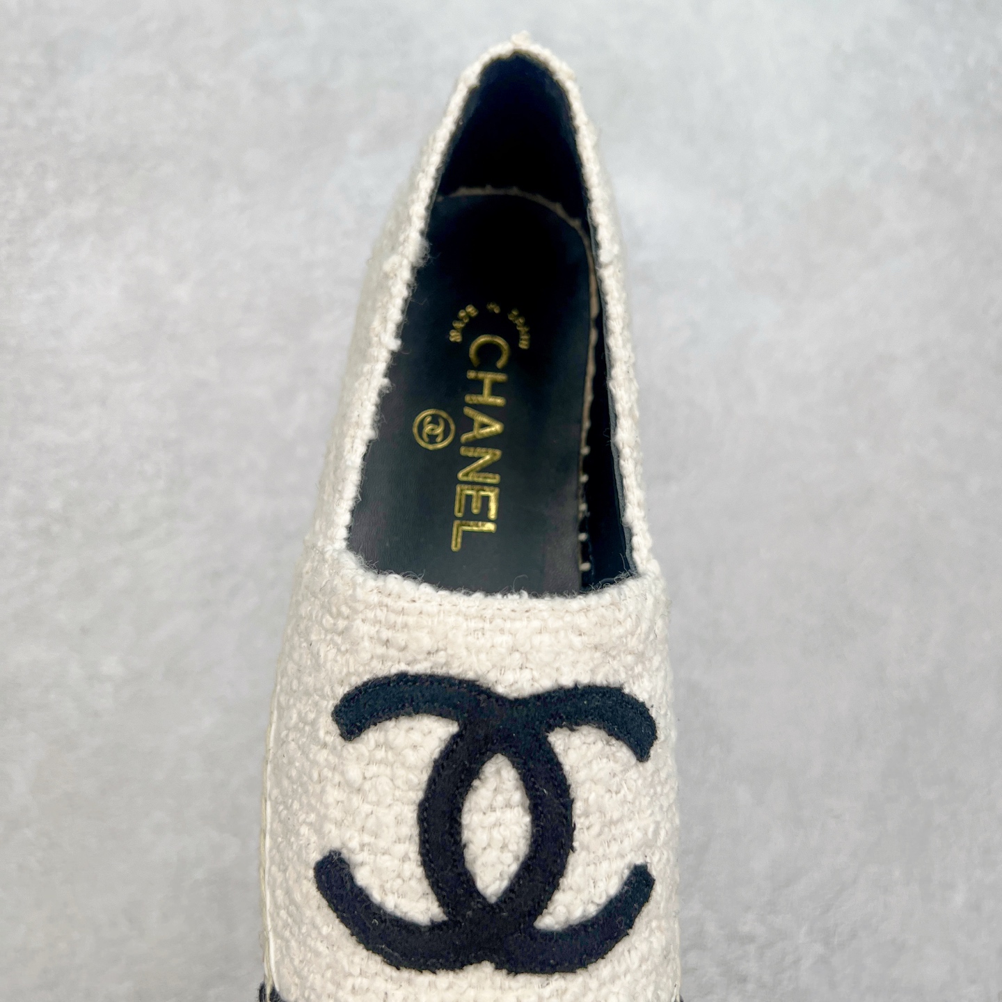 图片[5]-＃纯原 CHANEL 香奈儿经典款 小香渔夫鞋 万年长青款 各路网红单品 春夏百搭款 牛仔裤 短裤轻松驾驭 原版一比一开模 99%还原正品100针麻绳上线，双双纯手工品质保证 原单进口羊皮 内里垫脚均为柔软绵羊皮 天然麻绳配透明橡胶大底 专柜统一包装。 脚背高/或者宽 建议选大一码 尺码：35 36 37 38 39 40-选品中心