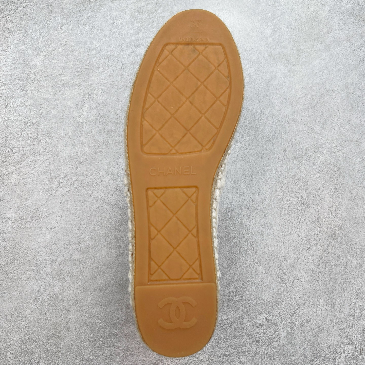 图片[9]-＃纯原 CHANEL 香奈儿经典款 小香渔夫鞋 万年长青款 各路网红单品 春夏百搭款 牛仔裤 短裤轻松驾驭 原版一比一开模 99%还原正品100针麻绳上线，双双纯手工品质保证 原单进口羊皮 内里垫脚均为柔软绵羊皮 天然麻绳配透明橡胶大底 专柜统一包装。 脚背高/或者宽 建议选大一码 尺码：35 36 37 38 39 40-选品中心