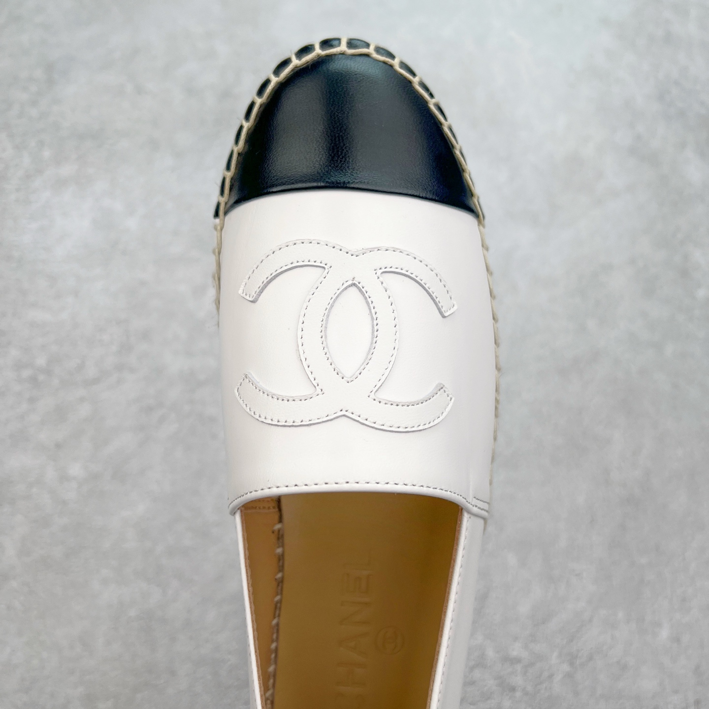 图片[4]-＃纯原 CHANEL 香奈儿经典款 小香渔夫鞋 万年长青款 各路网红单品 春夏百搭款 牛仔裤 短裤轻松驾驭 原版一比一开模 99%还原正品100针麻绳上线，双双纯手工品质保证 原单进口羊皮 内里垫脚均为柔软绵羊皮 天然麻绳配透明橡胶大底 专柜统一包装。 脚背高/或者宽 建议选大一码 尺码：35 36 37 38 39 40-选品中心