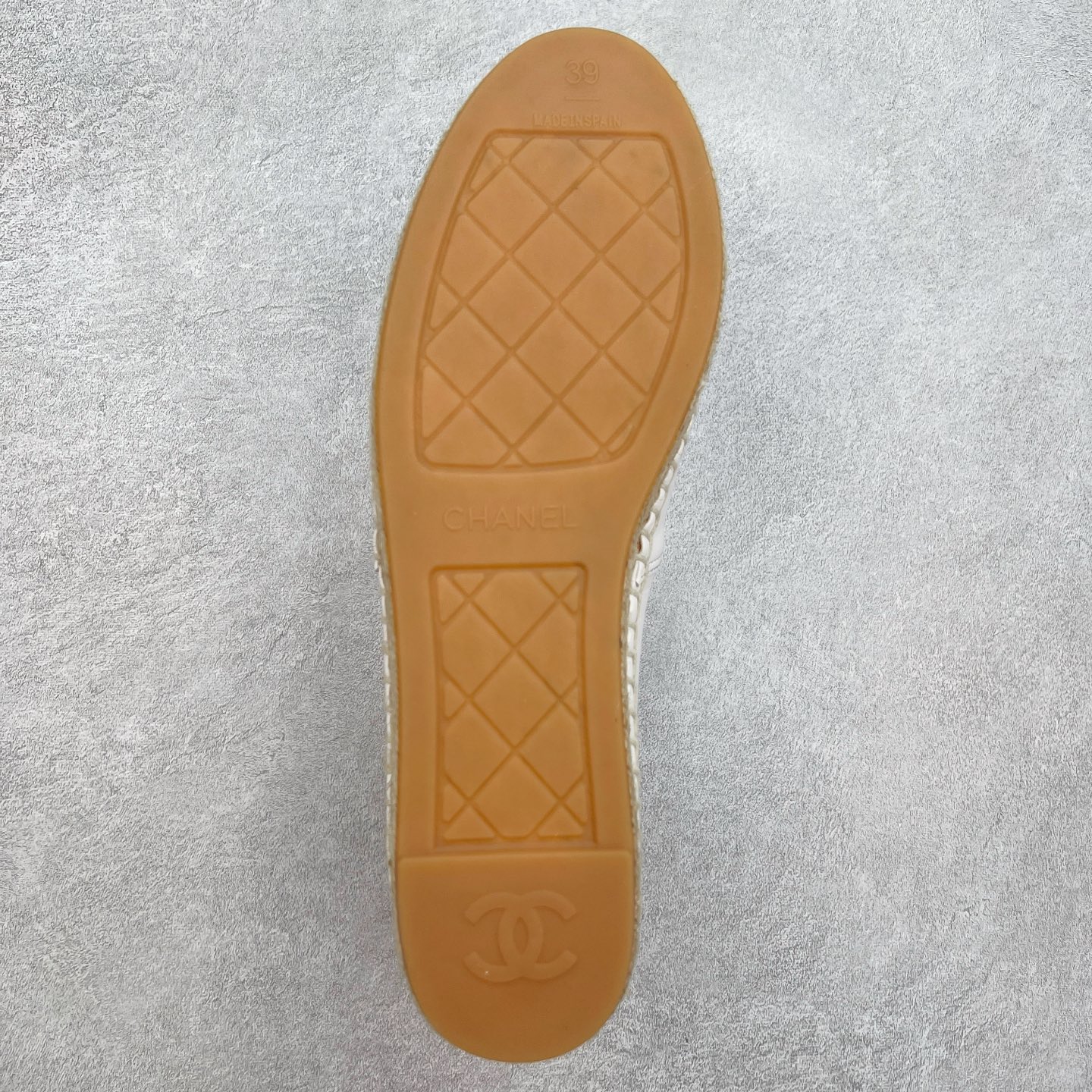 图片[9]-＃纯原 CHANEL 香奈儿经典款 小香渔夫鞋 万年长青款 各路网红单品 春夏百搭款 牛仔裤 短裤轻松驾驭 原版一比一开模 99%还原正品100针麻绳上线，双双纯手工品质保证 原单进口羊皮 内里垫脚均为柔软绵羊皮 天然麻绳配透明橡胶大底 专柜统一包装。 脚背高/或者宽 建议选大一码 尺码：35 36 37 38 39 40-选品中心